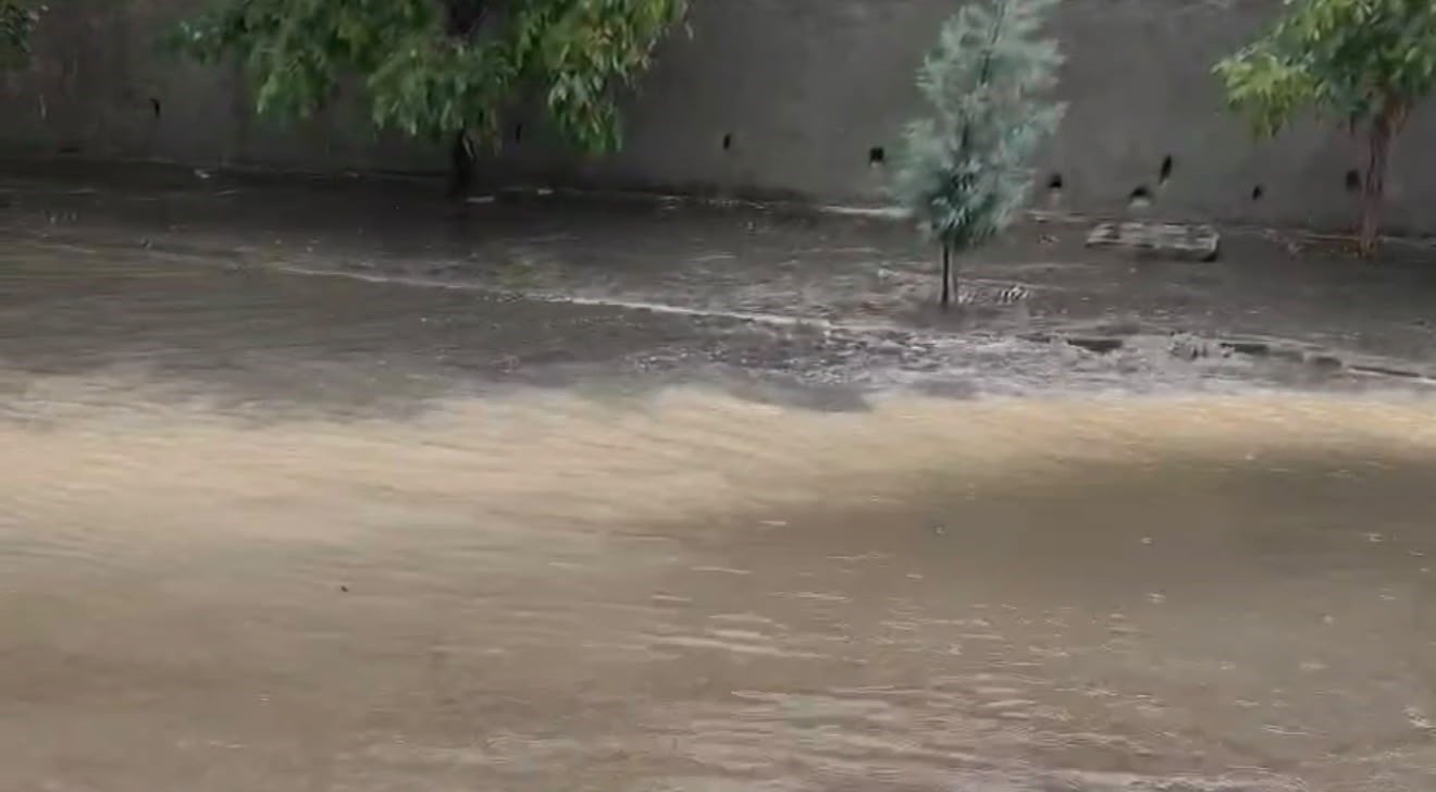 GAZİANTEP’TE SAĞANAK YAĞIŞ SONRASI YOLLAR GÖLE DÖNDÜ
