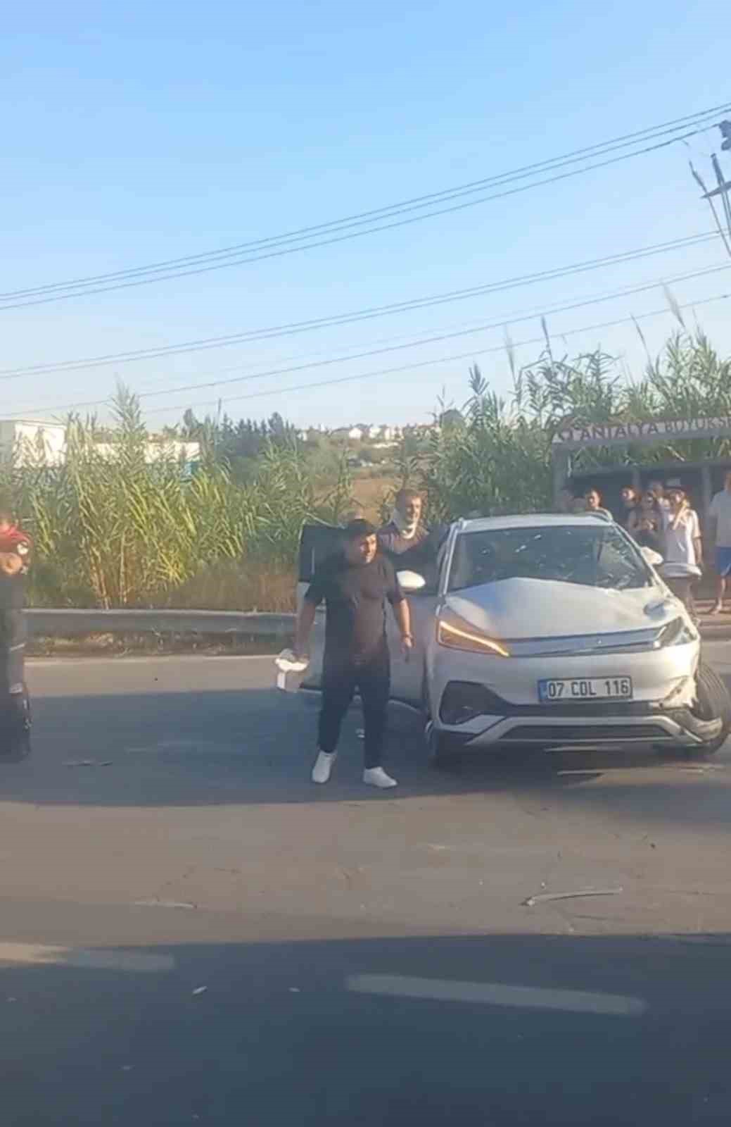 ANTALYA'NIN MANAVGAT İLÇESİNDE TUR MİNİBÜSÜ, KAMYONET VE OTOMOBİLİN ÇARPIŞMASI SONUCU MEYDANA GELEN TRAFİK KAZASINDA İLK BELİRLEMELERE GÖRE 15'İ TURİST 17 KİŞİ YARALANDI.