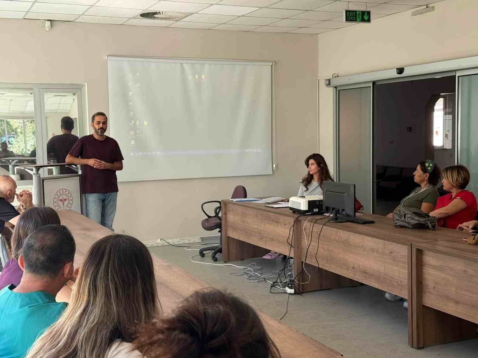 AYDIN ATATÜRK DEVLET HASTANESİ’NDE GÖREV YAPAN TIBBİ SEKRETER VE HASTA KARŞILAMA ÇALIŞANLARINA YÖNELİK HİZMET İÇİ EĞİTİM PROGRAMI DÜZENLENDİ. EĞİTİMLERDE AFET VE ACİL DURUM YÖNETİMİNDEN YANGIN SÖNDÜRÜCÜLERİNİN KULLANIMINA, HASTA HAKLARINDAN KİŞİLERARASI İLETİŞİME KADAR FARKLI BAŞLIKLAR ELE ALINDI.