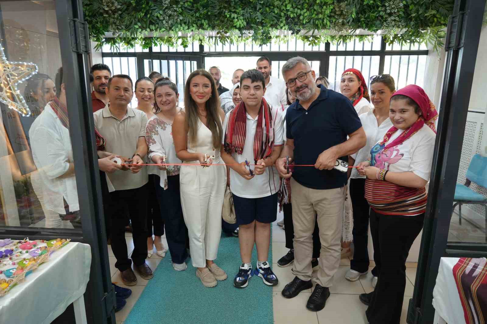 SAMSUN’DA ÖZEL EĞİTİM ÖĞRENCİLERİNİN EL EMEĞİYLE HAZIRLADIĞI REÇELLER VE EL SANATLARI ÜRÜNLERİ, ÖZEL BİR FİRMA TARAFINDAN SATIN ALINARAK ÖĞRENCİLERE DESTEK SAĞLANDI. ÖĞRENCİLER, ÜRETTİKLERİ ÜRÜNLERİN İLGİ GÖRMESİNİN MUTLULUĞUNU YAŞADI.