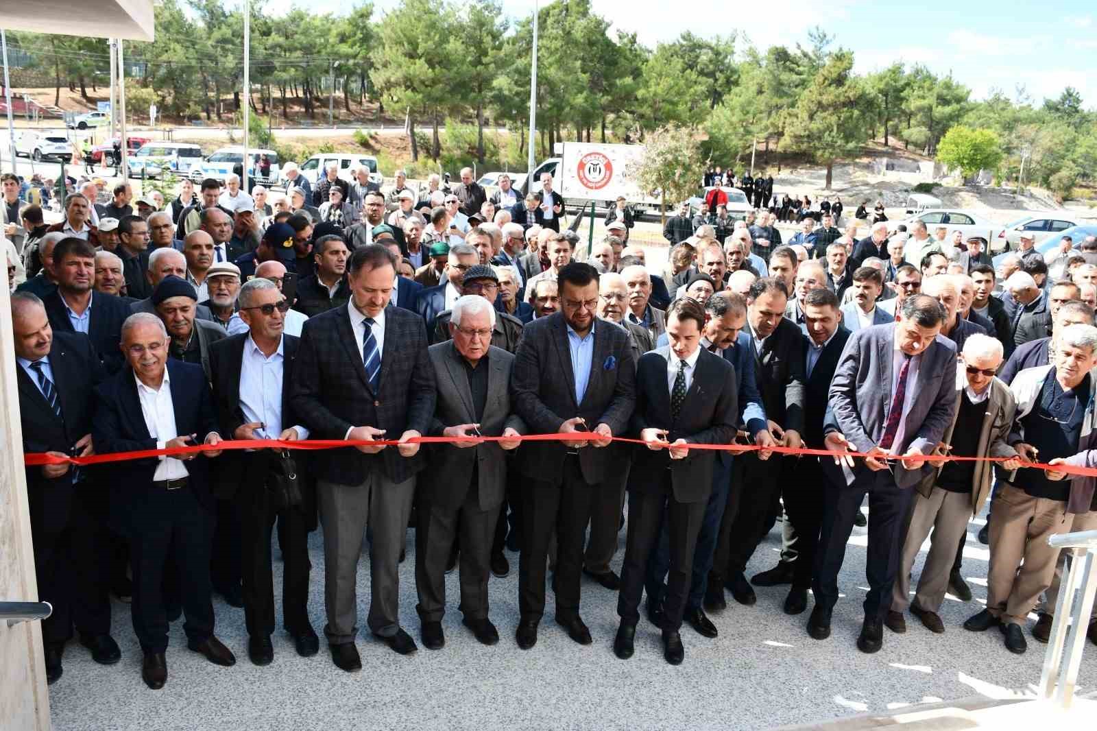 MANİSA’NIN GÖRDES İLÇESİNDE YAPIMINA 2013 YILINDA BAŞLANAN ŞEHİT MAKBULE HANIM KUR’AN KURSU VE UYGULAMA CAMİİ, GÖRKEMLİ BİR TÖRENLE İBADETE AÇILDI. PROJENİN GÜNCEL MALİYETİNİN YAKLAŞIK 100 MİLYON LİRA OLDUĞU AÇIKLANDI.