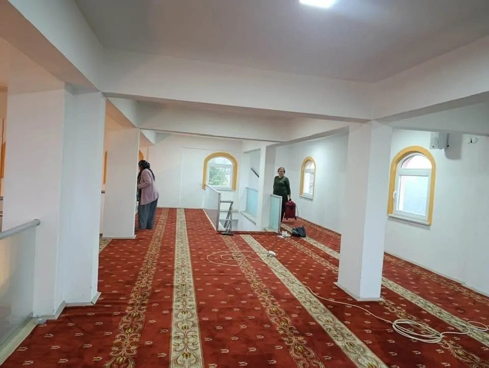SİNOP’UN AYANCIK İLÇESİNE BAĞLI AKÖREN KÖYÜ KOVANLIK MAHALLESİ’NDE YAŞAYAN KADINLAR, İMECE USULÜYLE BİR ARAYA GELEREK MAHALLE CAMİSİNDE TEMİZLİK ÇALIŞMASI GERÇEKLEŞTİRDİ.