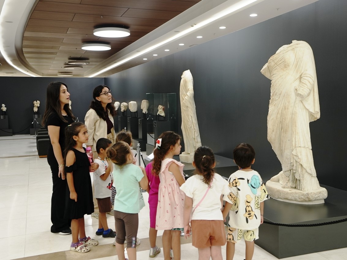DENİZLİ BÜYÜKŞEHİR BELEDİYESİ GÜNEŞLİ GÜNLER ÇOCUK GELİŞİM MERKEZLERİ, MİNİK ÖĞRENCİLERİNE YÖNELİK DİKKAT ÇEKEN BİR YAZ PROGRAMINA İMZA ATTI. ÇOCUKLARIN ERKEN YAŞTA FARKINDALIK KAZANMASI VE YAŞAYARAK ÖĞRENMESİ AMACIYLA DÜZENLENEN GEZİLER KAPSAMINDA MİNİKLER; BİLİM, TARİH VE TRAFİK KURALLARIYLA İÇ İÇE DOLU DOLU BİR YAZ DÖNEMİ GEÇİRDİ.