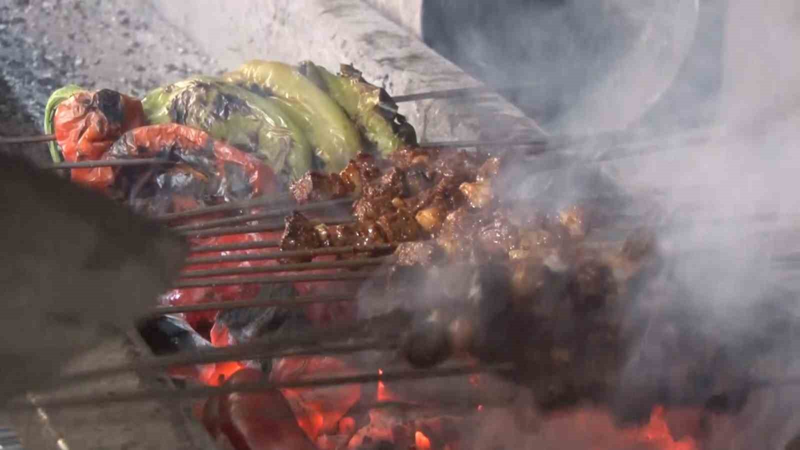 ŞANLIURFA’DA CİĞER KEBABINA KADIN ELİ DEĞDİ