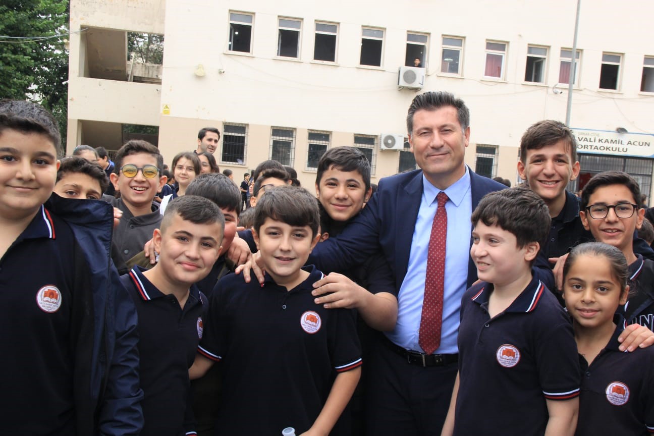 CİZRE VALİ KAMİL ACUN ORTAOKULU ÖĞRENCİLERİYLE BİR ARAYA GELEN İLÇE MİLLÎ EĞİTİM MÜDÜRÜ ŞAHAN İKE, LİSELERE GEÇİŞ SİSTEMİ (LGS) SINAVINA HAZIRLANAN ÖĞRENCİLERE TAVSİYELERDE BULUNARAK "SOSYAL MEDYA SİZİ YÖNETMESİN, SİZ SOSYAL MEDYAYI YÖNETİN" DEDİ.