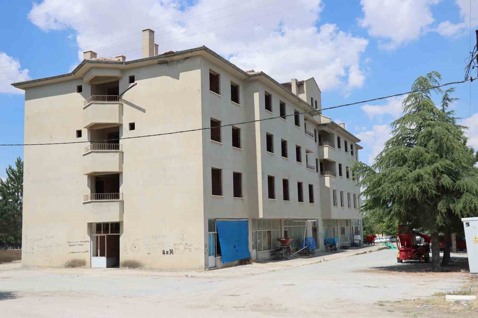ESKİŞEHİR’İN GÜNYÜZÜ İLÇESİNE BAĞLI GÜMÜŞKONAK MAHALLESİ’NDE 2002 YILINDA HİZMETE AÇILAN ESKİ BELEDİYE BİNASI, ŞİMDİLERDE MAHALLE ÇOCUKLARI İÇİN BÜYÜK BİR HAYATİ TEHLİKE OLUŞTURUYOR.