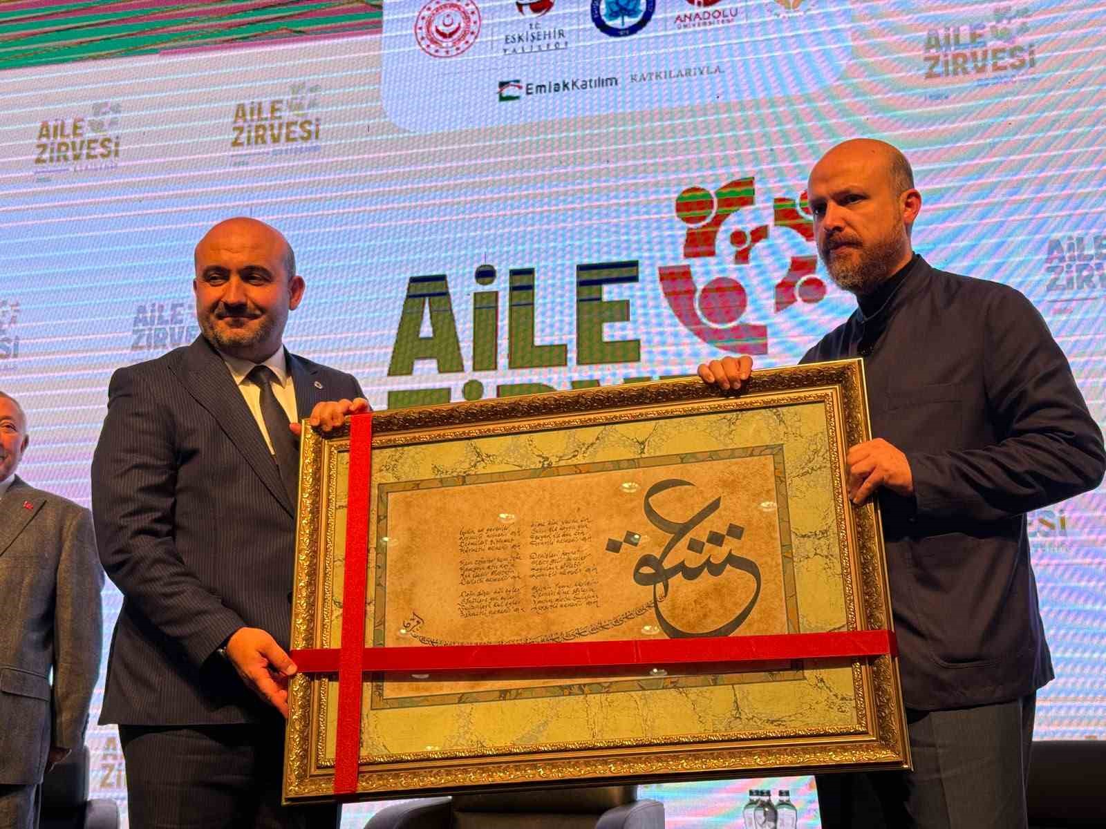 AK PARTİ ESKİŞEHİR İL BAŞKANI GÜRHAN ALBAYRAK, GÜNÜN ANISINA İLİM YAYMA VAKFI MÜTEVELLİ HEYETİ BAŞKANI NECMEDDİN BİLAL ERDOĞAN VE PROF. DR. İRFAN GÜNDÜZ'E HEDİYE TAKDİM ETTİ.