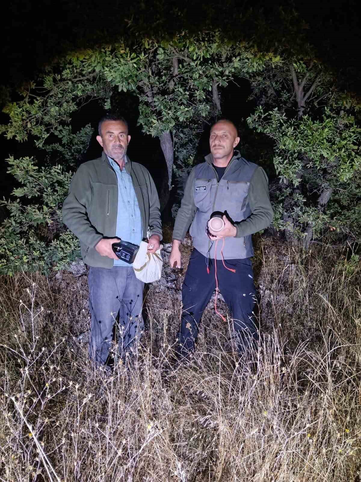 TOKAT’TA DOĞA KORUMA VE MİLLİ PARKLAR (DKMP) EKİPLERİNİN DENETİMLERİNDE, YASA DIŞI AVCILIKTA KULLANILDIĞI TESPİT EDİLEN 12 BILDIRCIN SESİ ÇIKARAN CİHAZ ELE GEÇİRİLDİ.