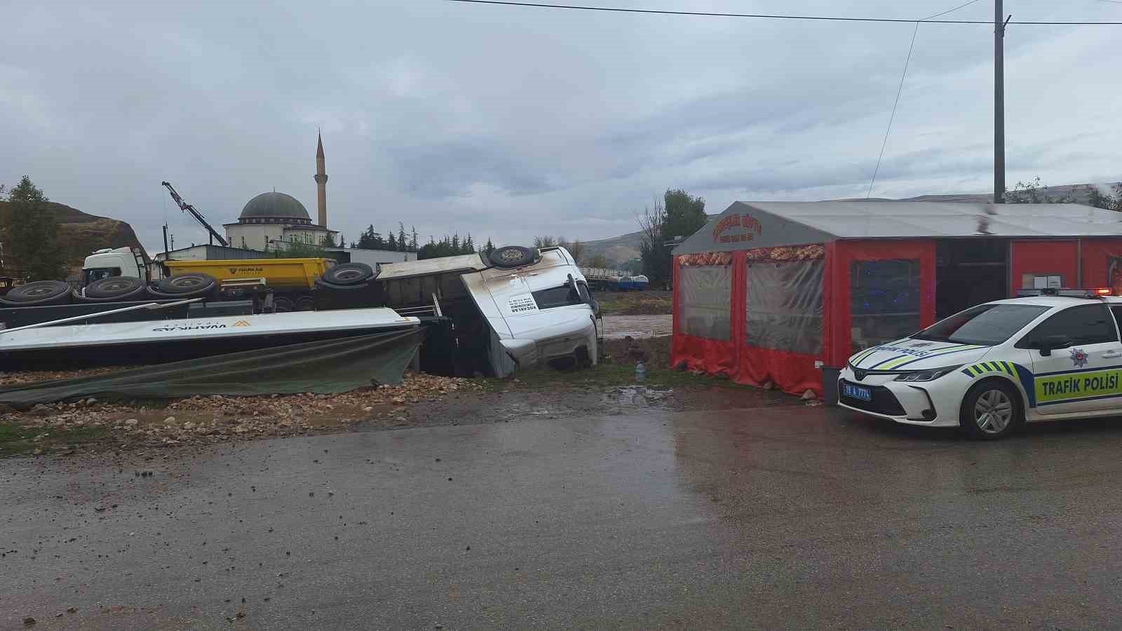 İHBAR ÜZERİNE BÖLGEYE SAĞLIK VE POLİS EKİPLERİ SEVK EDİLDİ.