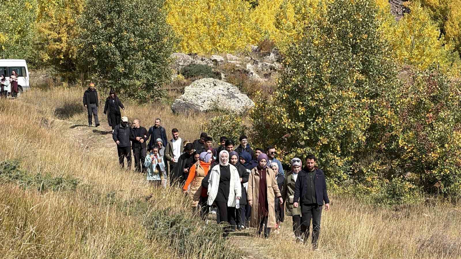 BİTLİS MAARİF AİLESİ TARAFINDAN DÜZENLENEN "NEMRUT DOĞA YÜRÜYÜŞ EĞİTİMİ VE DOĞA TEMELLİ EĞİTİM" PROGRAMINA KATILAN YAKLAŞIK 100 KİŞİ, NEMRUT KALDERASI'NIN EŞSİZ DOĞAL GÜZELLİKLERİNİ GEZDİ.