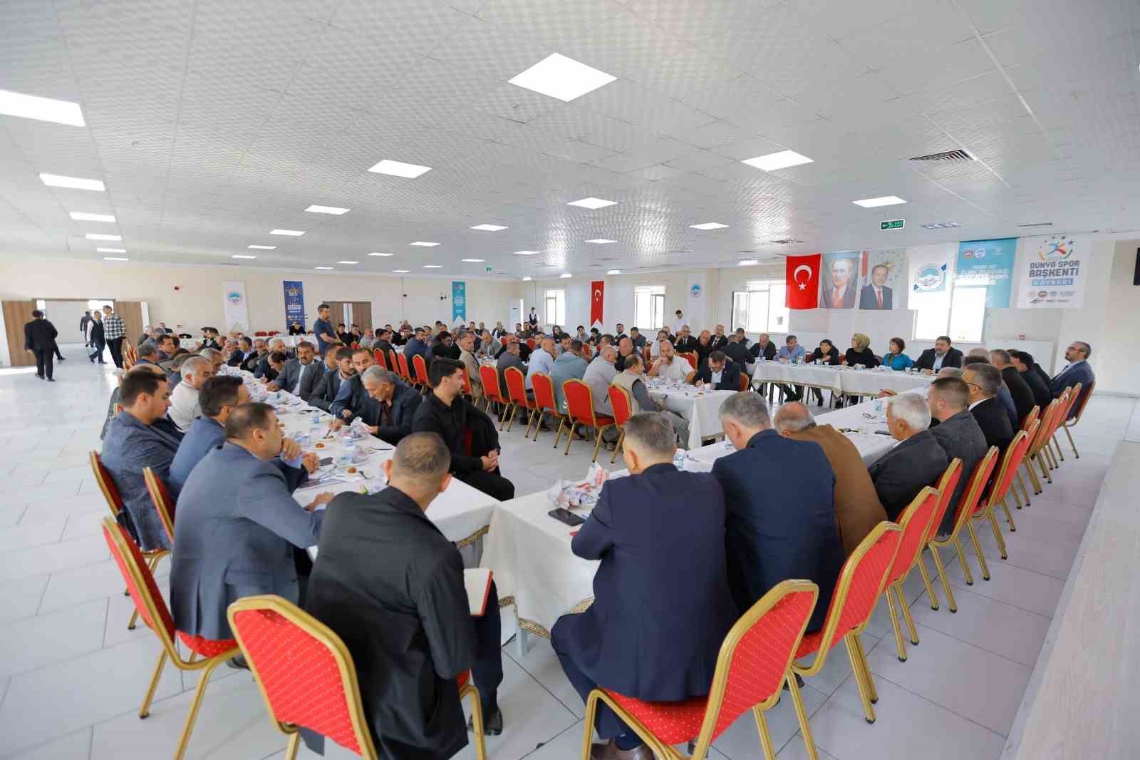 KAYSERİ BÜYÜKŞEHİR BELEDİYE BAŞKANI DR. MEMDUH BÜYÜKKILIÇ, DEVELİ İLÇESİNDE GERÇEKLEŞTİRDİĞİ PROGRAM KAPSAMINDA DEVELİ MUHTARLARIYLA BİR ARAYA GELDİ