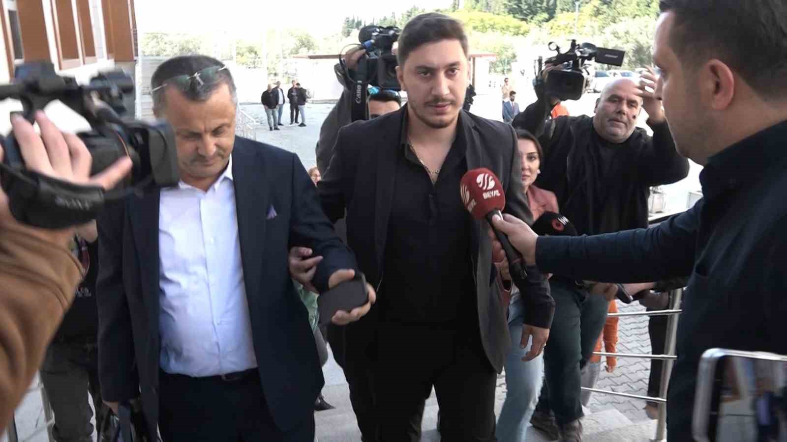 GÜL TUT'UN ÖLÜMÜNE İLİŞKİN DAVANIN İLK DURUŞMASI İÇİN GÜLLÜ'NÜN OĞLU TUĞBERK YAĞIZ GÜLTER, YALOVA ADLİYESİ'NE GELDİ.