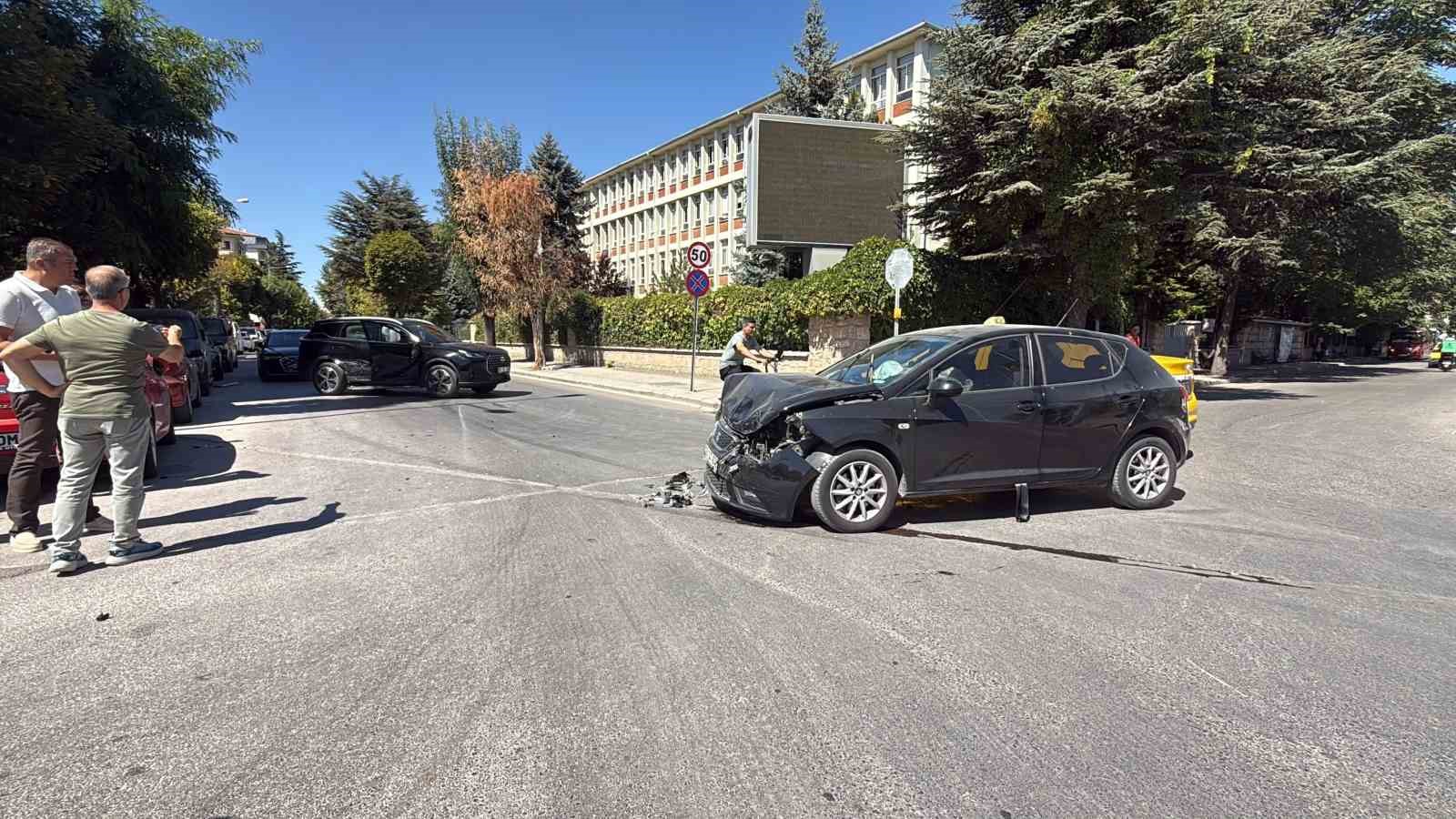 ESKİŞEHİR'İN ODUNPAZARI İLÇESİNE BAĞLI VİŞNELİK MAHALLESİ TAŞKÖPRÜ CADDESİ ÜZERİNDE BİR SUV İLE OTOMOBİLİN ÇARPIŞMASI SONUCU MEYDANA GELEN TRAFİK KAZASINDA HER İKİ ARAÇ DA KULLANILAMAZ HALE GELDİ.