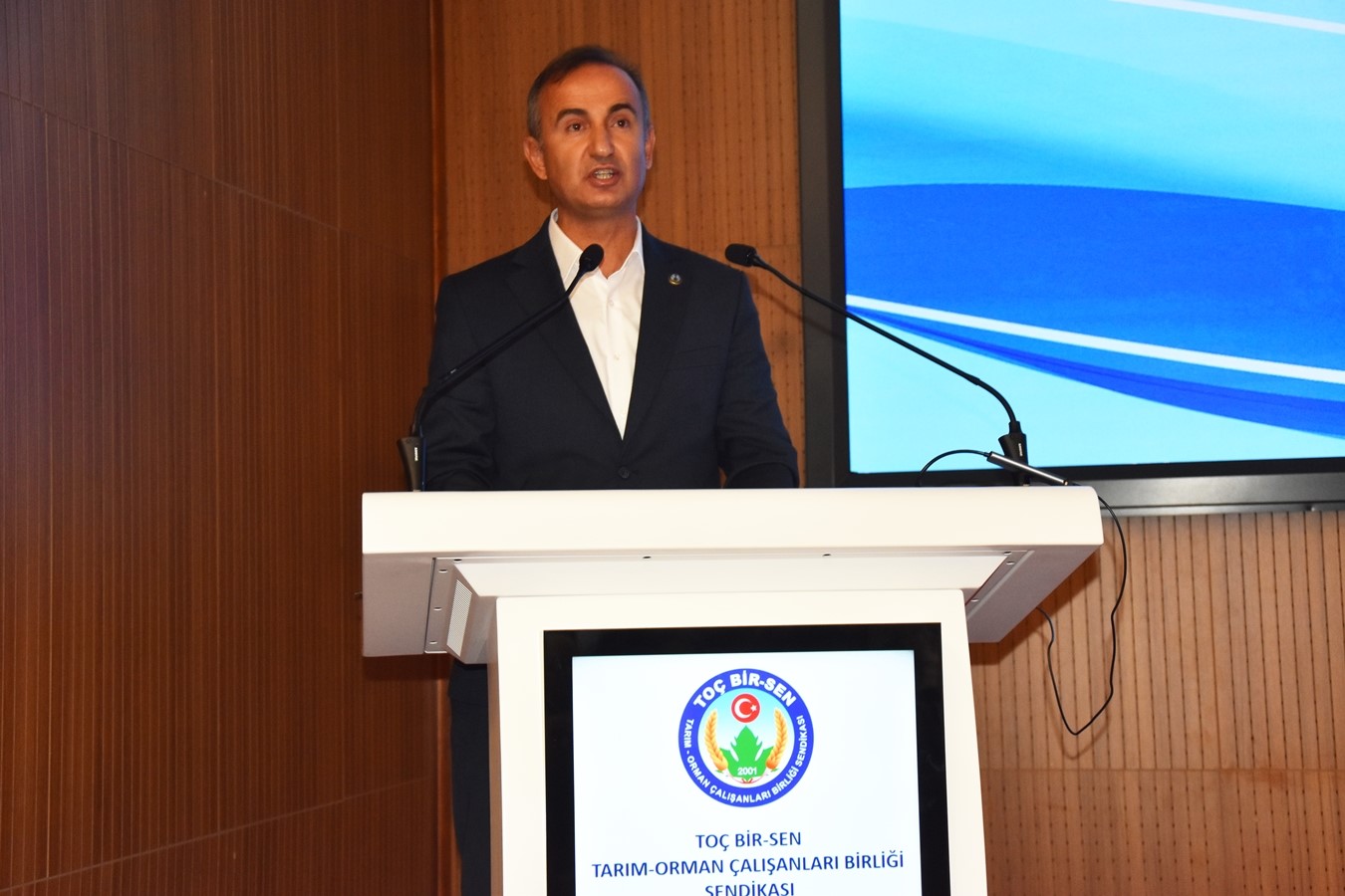 MEMUR-SEN’E BAĞLI TOÇ BİR-SEN MANİSA ŞUBESİ’NİN 4. OLAĞAN GENEL KURULU’NDA MEVCUT BAŞKAN UĞUR BAYİL YENİDEN SEÇİLDİ. MANİSA’DA ÜYE SAYILARININ 900’Ü AŞTIĞINI AÇIKLAYAN BAYİL, ÖNÜMÜZDEKİ DÖNEMDE İKİ ŞUBELİ YAPILANMAYI HEDEFLEDİKLERİNİ SÖYLEDİ.