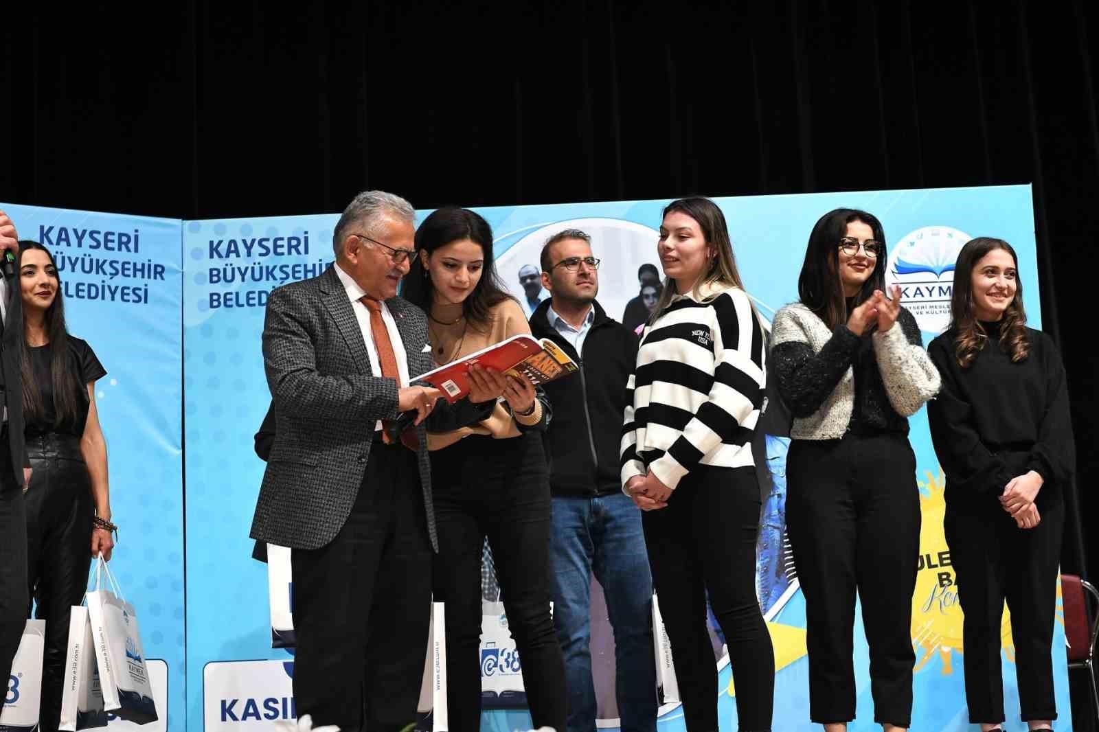 KAYSERİ BÜYÜKŞEHİR BELEDİYE BAŞKANI DR. MEMDUH BÜYÜKKILIÇ, 2026-YKS YERLEŞTİRME SONUÇLARININ AÇIKLANMASININ ARDINDAN KAYSERİ’DEKİ ÜNİVERSİTELERE YERLEŞMEYE HAK KAZANAN ÖĞRENCİLERİ TEBRİK EDEREK, GENÇLERİN YENİ EĞİTİM HAYATLARINDA YANLARINDA OLACAKLARINI BELİRTTİ. BÜYÜKKILIÇ, 5 ÜNİVERSİTESİ VE YAKLAŞIK 75 BİN ÖĞRENCİSİYLE KAYSERİ’NİN GENÇLERİN EĞİTİM, SOSYAL VE KÜLTÜREL GELİŞİMİNE KATKI SUNAN GÜÇLÜ BİR ÜNİVERSİTE ŞEHRİ OLDUĞUNU VURGULADI.