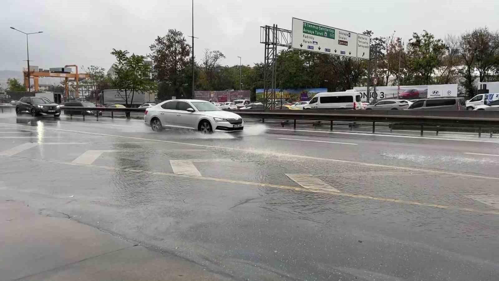 İSTANBUL’DA ÜÇ GÜNDÜR ETKİLİ OLAN SAĞANAK YAĞIŞ, BAZI BÖLGELERDE ETKİSİNİ AZALTIRKEN ÖZELLİKLE ANADOLU YAKASI’NDA YER YER DEVAM EDİYOR. YAĞIŞ NEDENİYLE D-100 KARAYOLU'NUN BAZI BÖLÜMLERİNDE SU BİRİKİNTİLERİ OLUŞTU.