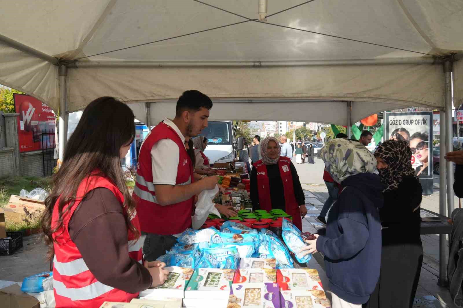 TÜRK KIZILAY MUŞ İL MERKEZİ BAŞKANLIĞI VARTO TEMSİLCİLİĞİ TARAFINDAN KURULAN İYİLİK ÇARŞISI’NDA SATILAN ÜRÜNLERDEN ELDE EDİLECEK GELİRLE KÖY OKULLARINDA EĞİTİM GÖREN ÖĞRENCİLERE KIRTASİYE DESTEĞİ SAĞLANACAK.
