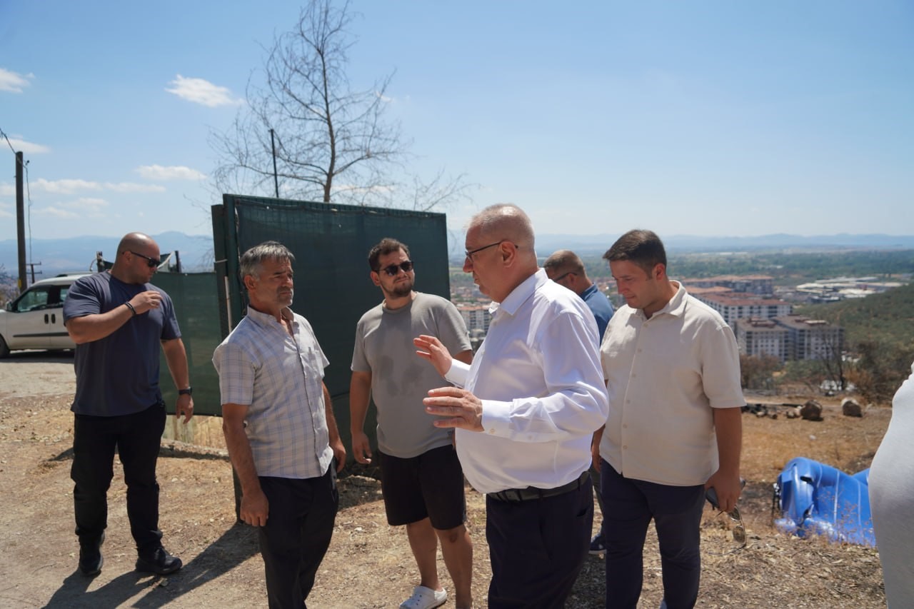 YANGININ ARDINDAN BÖLGEDE İNCELEMEDE BULUNAN EDREMİT BELEDİYE BAŞKANI MEHMET ERTAŞ, TÜRBEDE İNCELEMELERDE BULUNARAK YAPILACAK ÇALIŞMALAR HAKKINDA BELEDİYE EKİPLERİNDEN YERİNDE BİLGİ ALDI.
