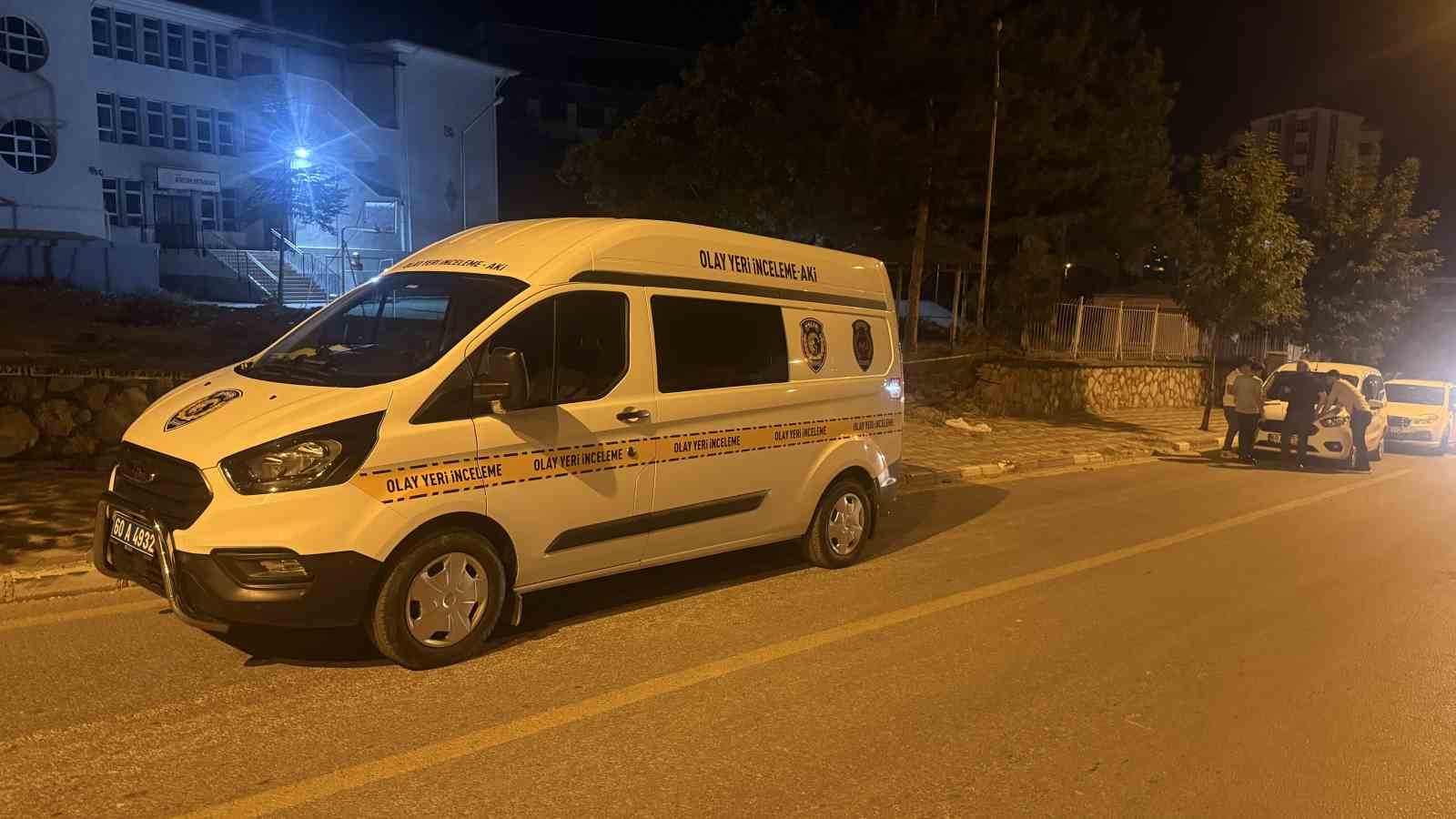 TOKAT’TA OKUL BAHÇESİNDE İKİ GRUP ARASINDA ÇIKAN KAVGADA 1 KİŞİ 3 YERİNDEN BIÇAKLANARAK AĞIR YARALANDI.