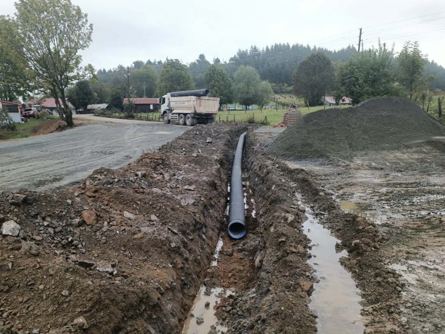 DÜZCE İL ÖZEL İDARESİ TARAFINDAN GÖLYAKA İLÇESİNE BAĞLI SAÇMALIPINAR KÖYÜ’NDE KORUGE BORU YERLEŞTİRME ÇALIŞMALARI TAMAMLANDI. ÇALIŞMAYLA YAĞMUR SULARININ KONTROLLÜ TAHLİYESİ VE YOL ALTYAPISININ GÜÇLENDİRİLMESİ HEDEFLENDİ.