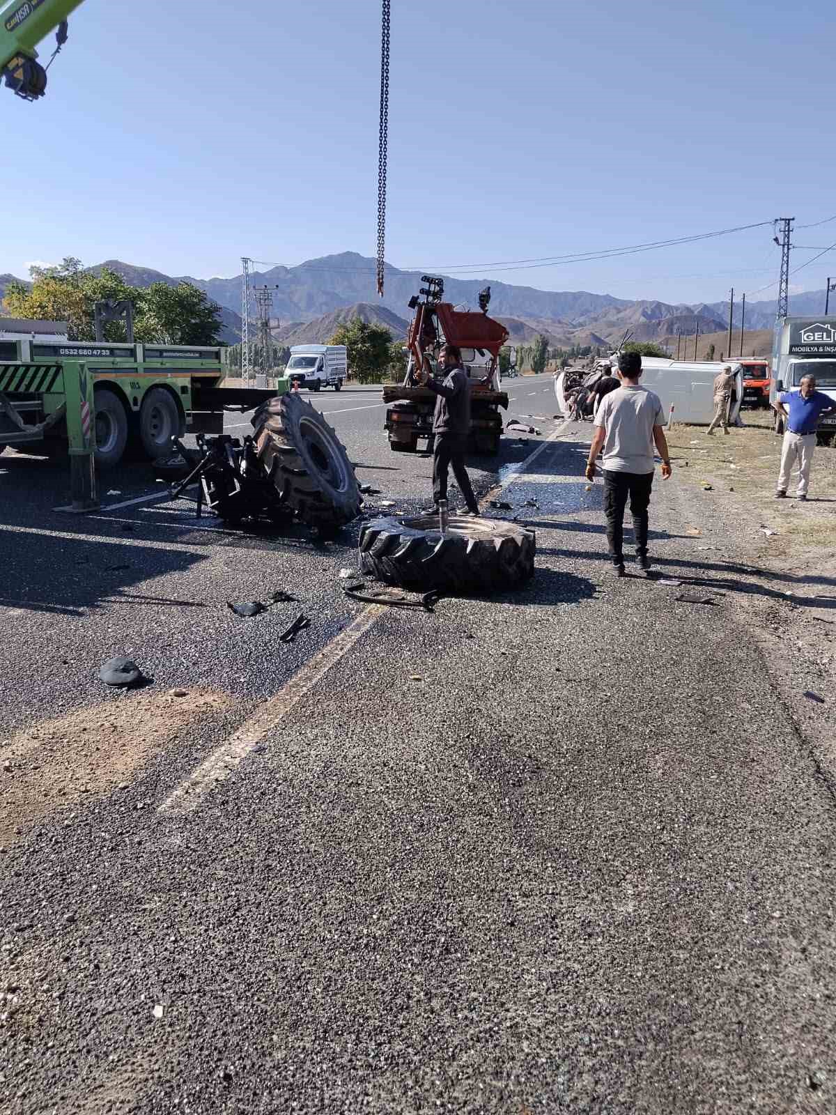 OLTU-ARDAHAN KARA YOLUNDA MİNİBÜS İLE TRAKTÖRÜN ÇARPIŞMASI SONUCU MEYDANA GELEN TRAFİK KAZASINDA, 2’Sİ AĞIR 3 KİŞİ YARALANDI.