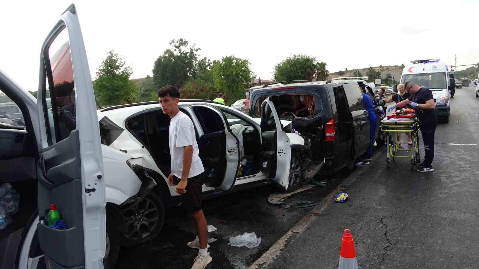 ANTALYA'NIN MANAVGAT İLÇESİNDE 3'Ü TUR ARACI OLMAK ÜZERE 6 ARACIN KARIŞTIĞI ZİNCİRLEME TRAFİK KAZASINDA ARALARINDA YABANCI UYRUKLU TURİSTLERİN DE BULUNDUĞU 17 KİŞİ YARALANDI.