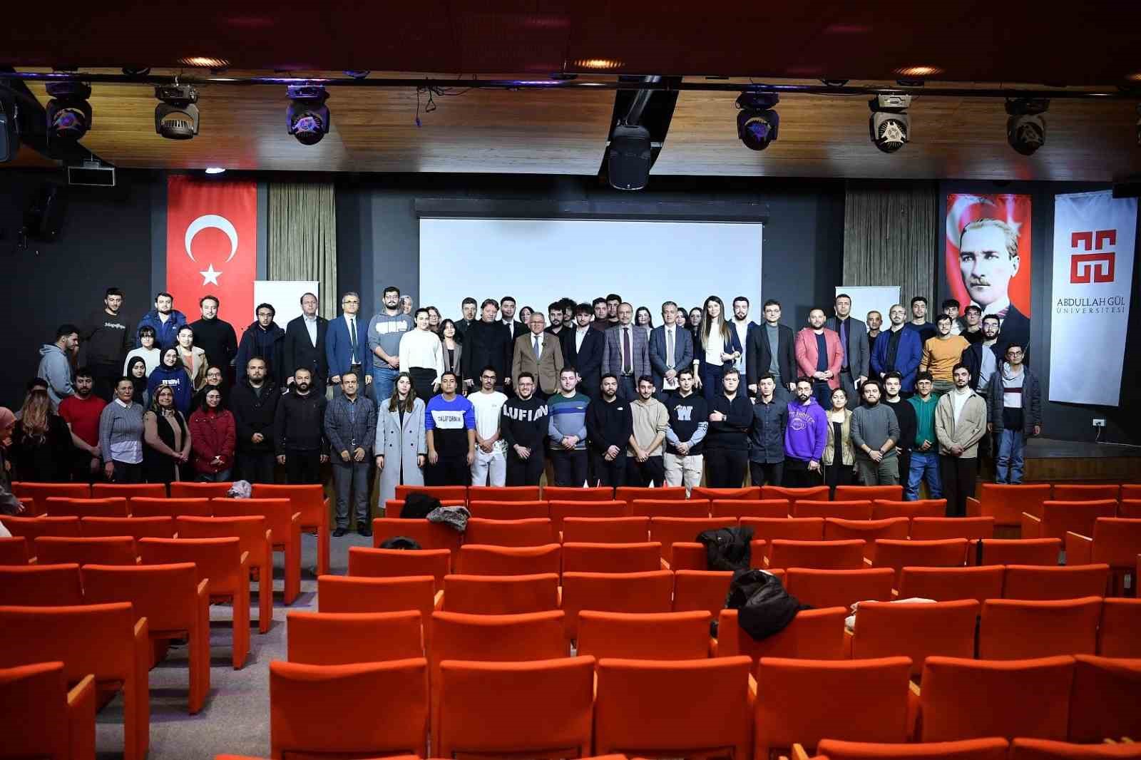 KAYSERİ BÜYÜKŞEHİR BELEDİYE BAŞKANI DR. MEMDUH BÜYÜKKILIÇ, 2026-YKS YERLEŞTİRME SONUÇLARININ AÇIKLANMASININ ARDINDAN KAYSERİ’DEKİ ÜNİVERSİTELERE YERLEŞMEYE HAK KAZANAN ÖĞRENCİLERİ TEBRİK EDEREK, GENÇLERİN YENİ EĞİTİM HAYATLARINDA YANLARINDA OLACAKLARINI BELİRTTİ. BÜYÜKKILIÇ, 5 ÜNİVERSİTESİ VE YAKLAŞIK 75 BİN ÖĞRENCİSİYLE KAYSERİ’NİN GENÇLERİN EĞİTİM, SOSYAL VE KÜLTÜREL GELİŞİMİNE KATKI SUNAN GÜÇLÜ BİR ÜNİVERSİTE ŞEHRİ OLDUĞUNU VURGULADI.