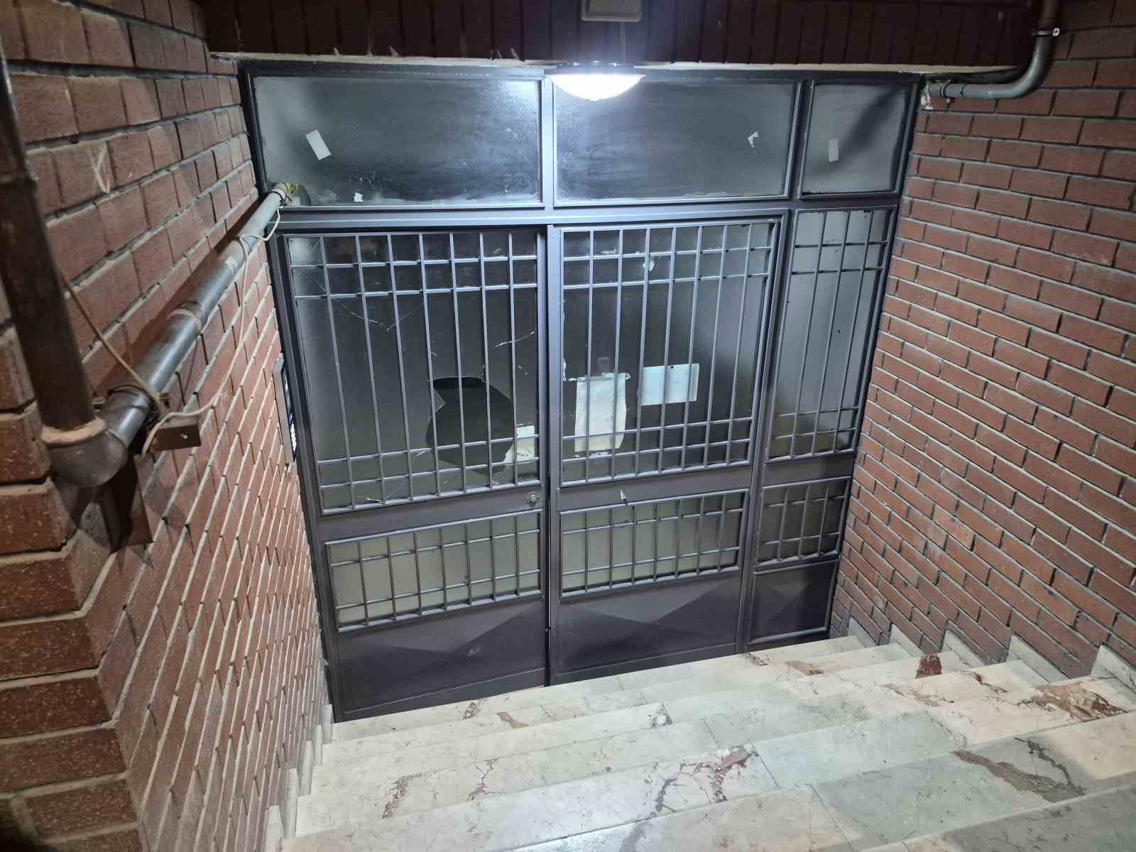 APARTMAN GİRİŞİ VE KIRILAN CAM