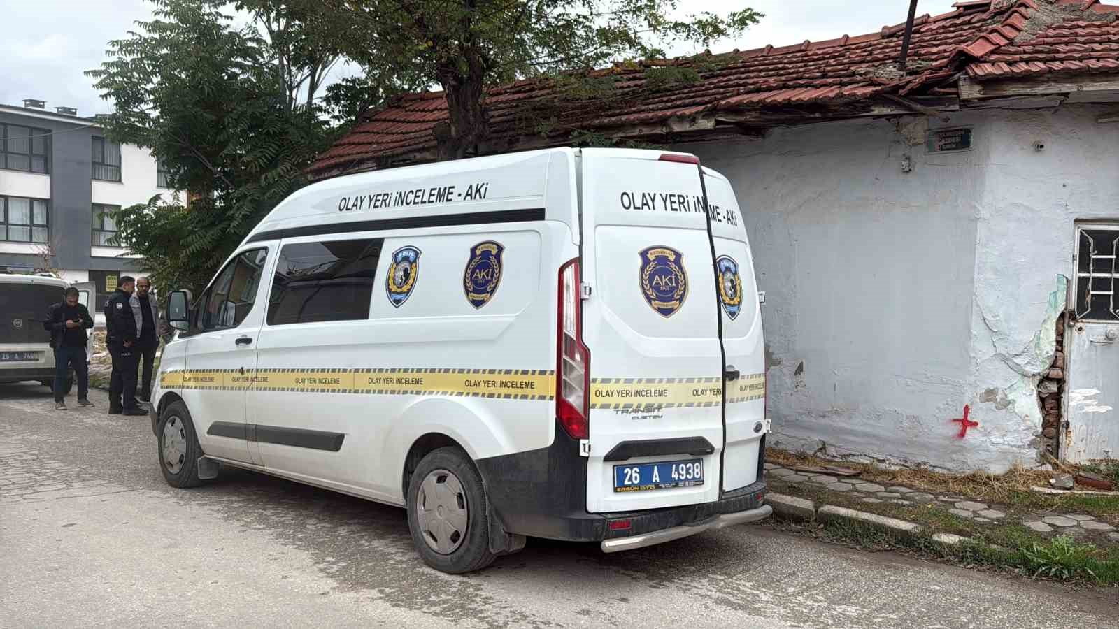 İHBAR ÜZERİNE OLAY YERİNE GELEN POLİS EKİPLERİ, KUNDAKLAMA GİRİŞİMİNDE BULUNULAN İŞ YERİNDE GENİŞ ÇAPLI İNCELEME BAŞLATTI.