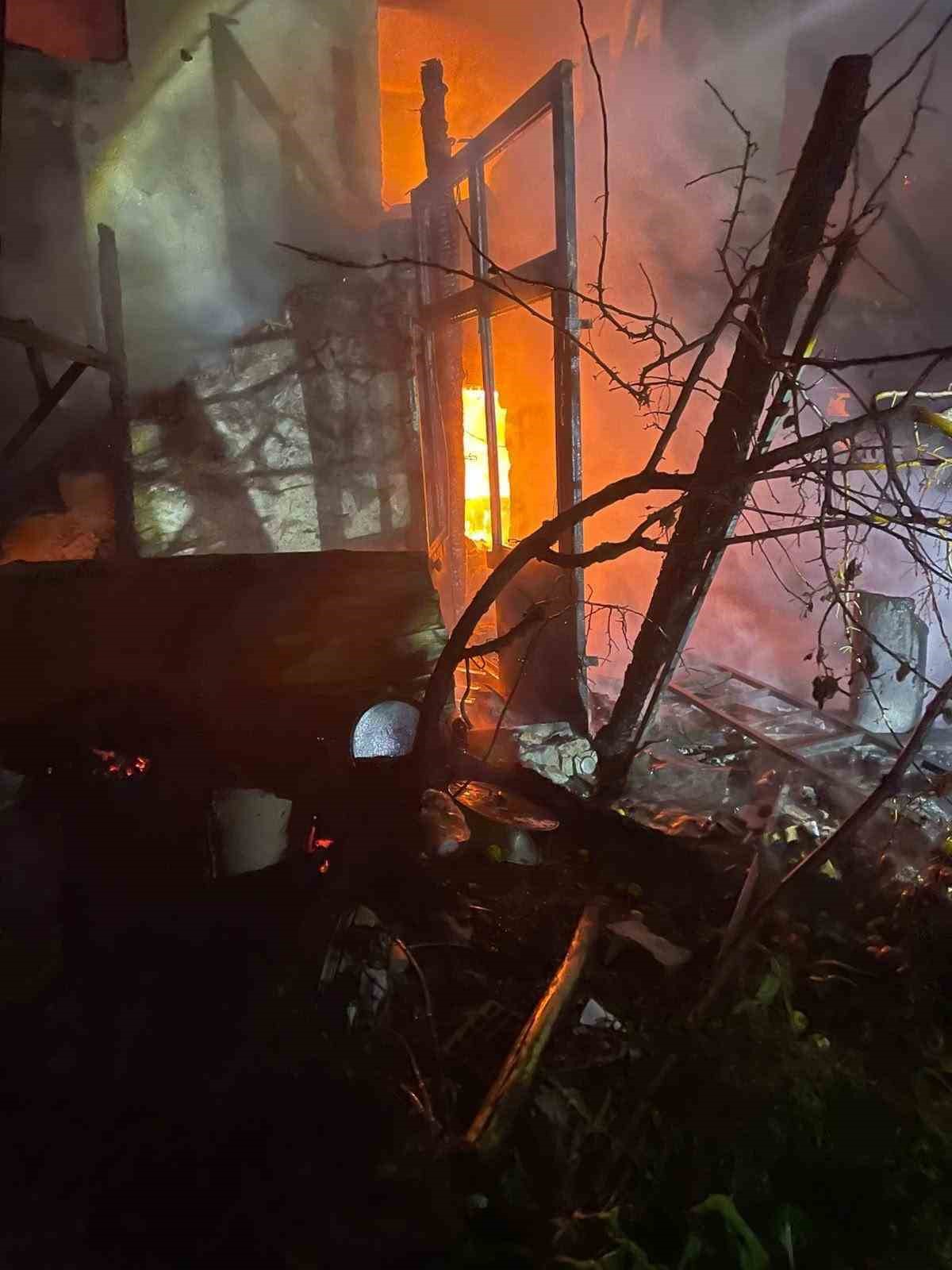 BURDUR’UN YEŞİLOVA İLÇESİNE BAĞLI AKÇAKÖY’DE ÇIKAN YANGINDA 3 EV VE 1 AHIR HASAR GÖRÜRKEN, OLAYDA CAN KAYBI YAŞANMADI.