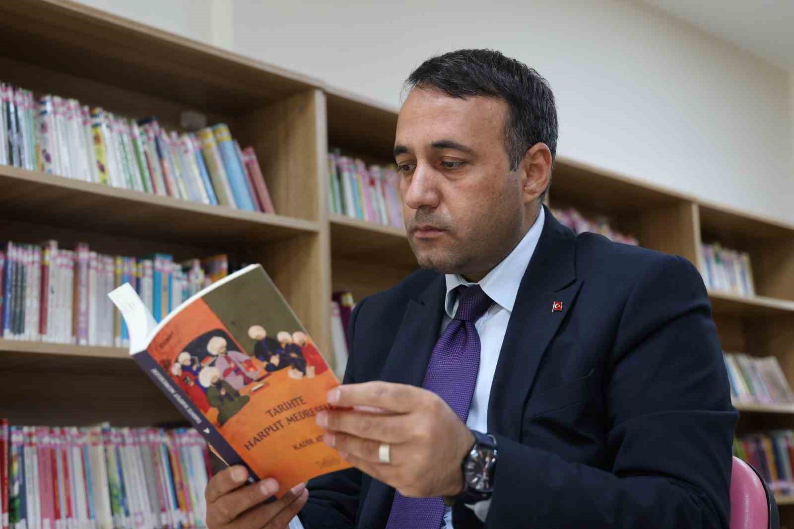 14 YILLIK SAHA TECRÜBESİYLE ELAZIĞ KÜLTÜR VE TURİZM İL MÜDÜRLÜĞÜ GÖREVİNİ YÜRÜTEN SANAT TARİHÇİSİ KADİR ATICI, KENTİN OSMANLI DÖNEMİNDEKİ DEVASA EĞİTİM MERKEZİ KİMLİĞİNİ BELGELEYEN “TARİHTE HARPUT MEDRESELERİ" ADLI İKİNCİ KİTABINI YAYIMLADI
