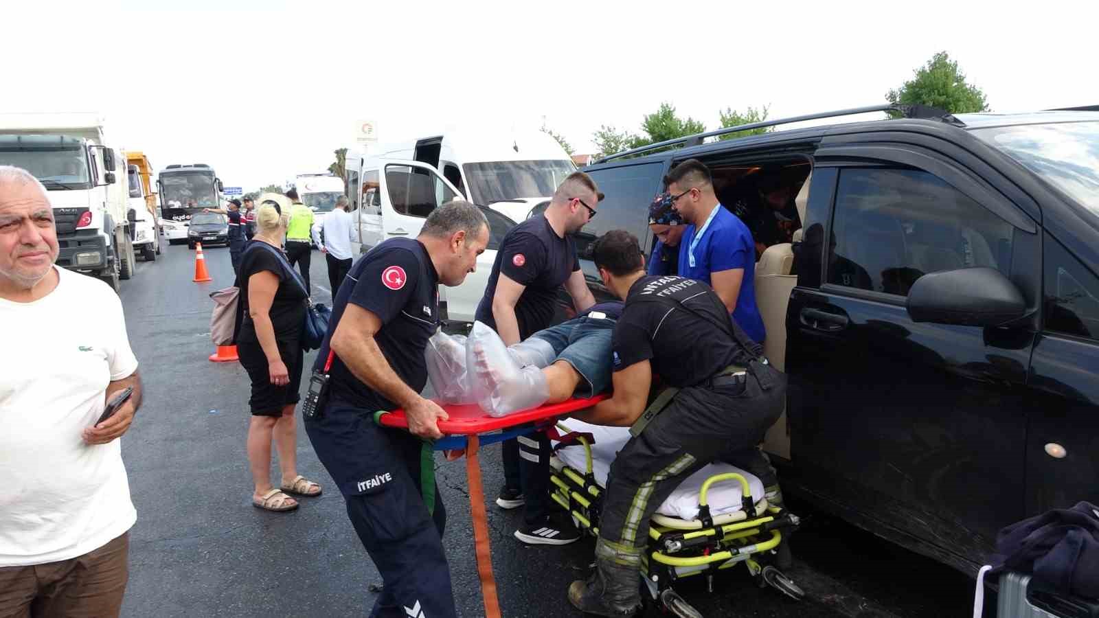 ANTALYA'NIN MANAVGAT İLÇESİNDE 3'Ü TUR ARACI OLMAK ÜZERE 6 ARACIN KARIŞTIĞI ZİNCİRLEME TRAFİK KAZASINDA ARALARINDA YABANCI UYRUKLU TURİSTLERİN DE BULUNDUĞU 17 KİŞİ YARALANDI.