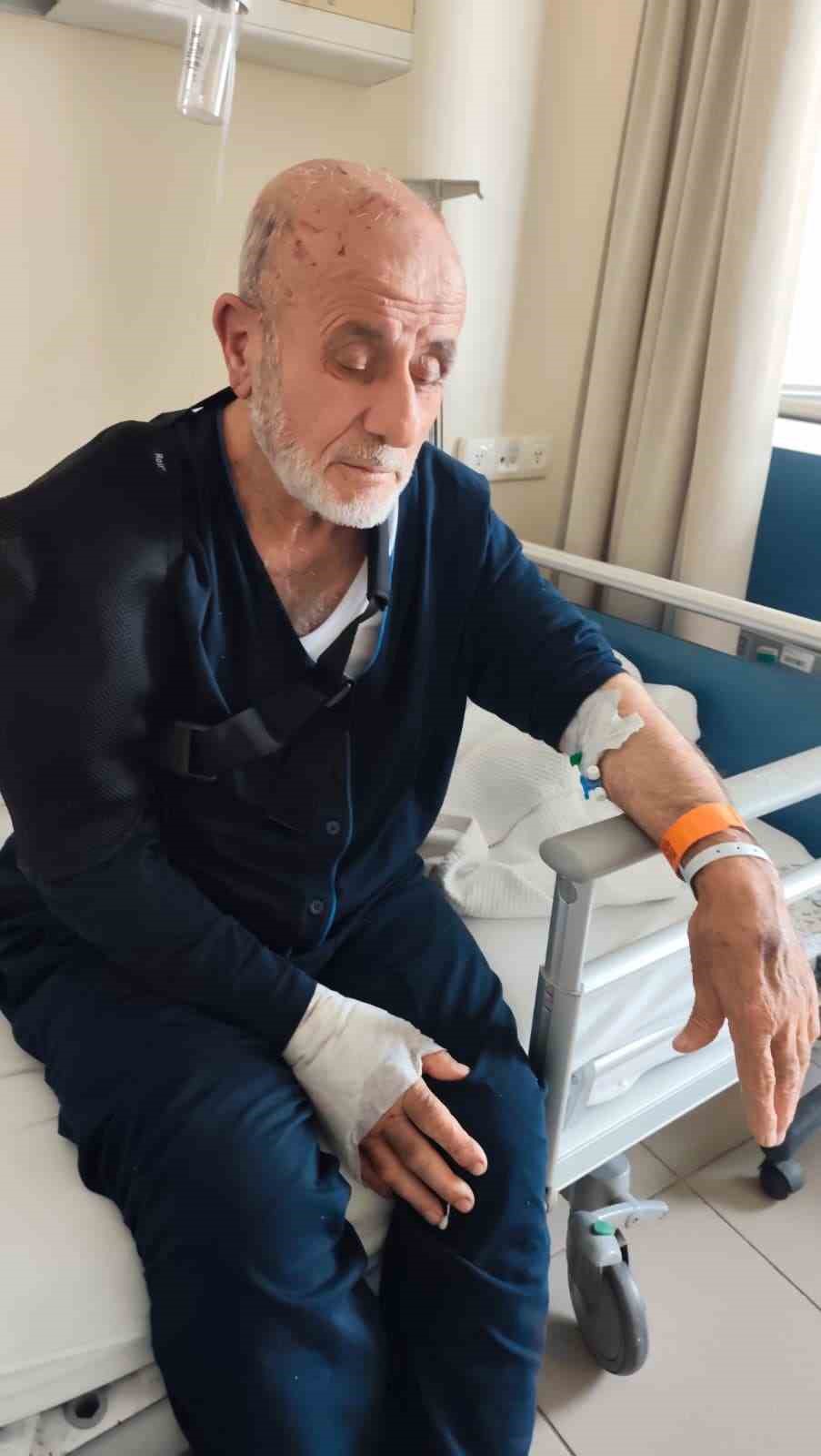 KAZADA EŞİNİ KAYBEDEN, KENDİSİ DE YARALANAN 76 YAŞINDAKİ SÜLEYMAN ERYILMAZ, OTOBÜSÜN AKHİSAR SAPAĞINI GEÇTİKTEN SONRA GERİ MANEVRA YAPTIĞINI, BU SIRADA ARKADAN GELEN ÇEKİCİNİN OTOBÜSE ÇARPTIĞINI SÖYLEDİ.