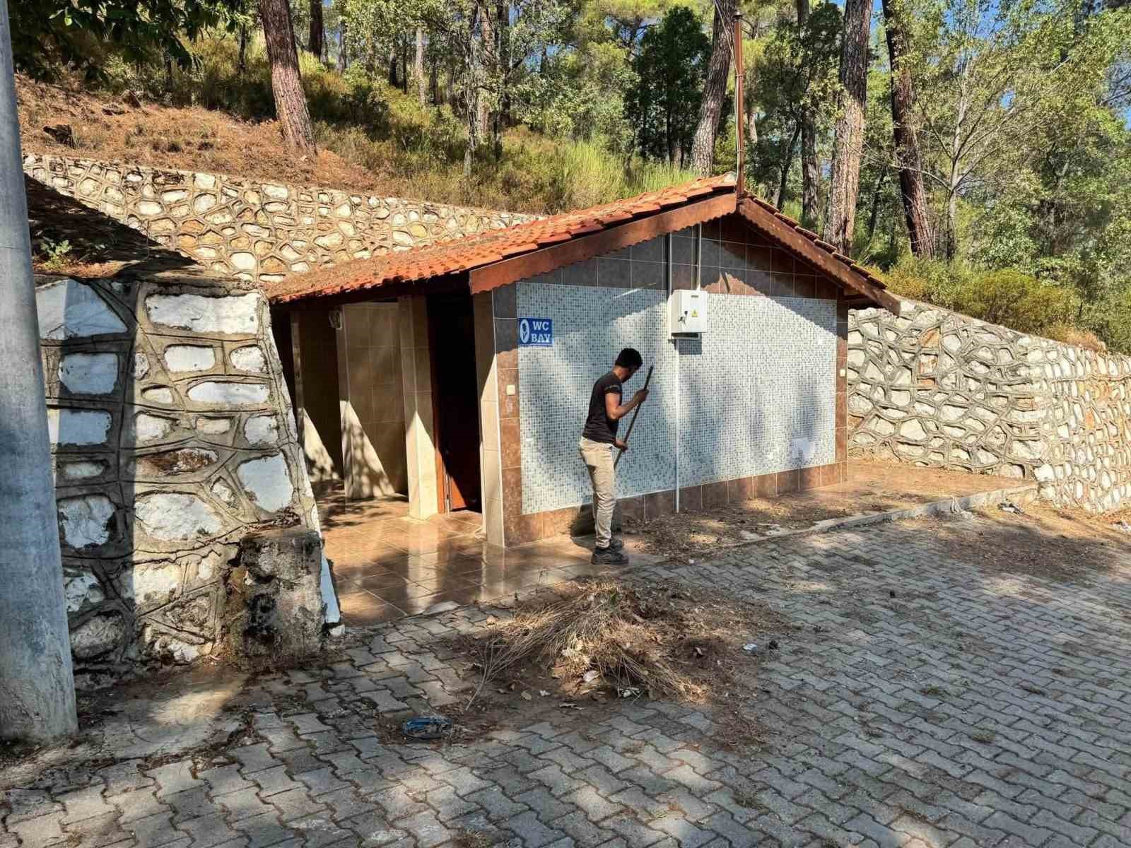 AYDIN'DA 743 YILDIR SÜRDÜRÜLEN DEDEBAĞ KEŞKEK HAYRI İÇİN HAZIRLIKLAR SÜRERKEN, BU YIL 744.'SÜ GERÇEKLEŞTİRİLECEK OLAN HAYIR ÖNCESİNDE TÜRBE VE MESİRE ALANINDA TEMİZLİK ÇALIŞMALARI GERÇEKLEŞTİRİLDİ.
