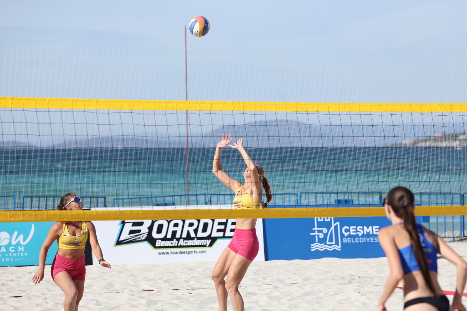 ÇEŞME’DE ULUSLARARASI GRAND SLAM PLAJ VOLEYBOLU HEYECANI BAŞLADI