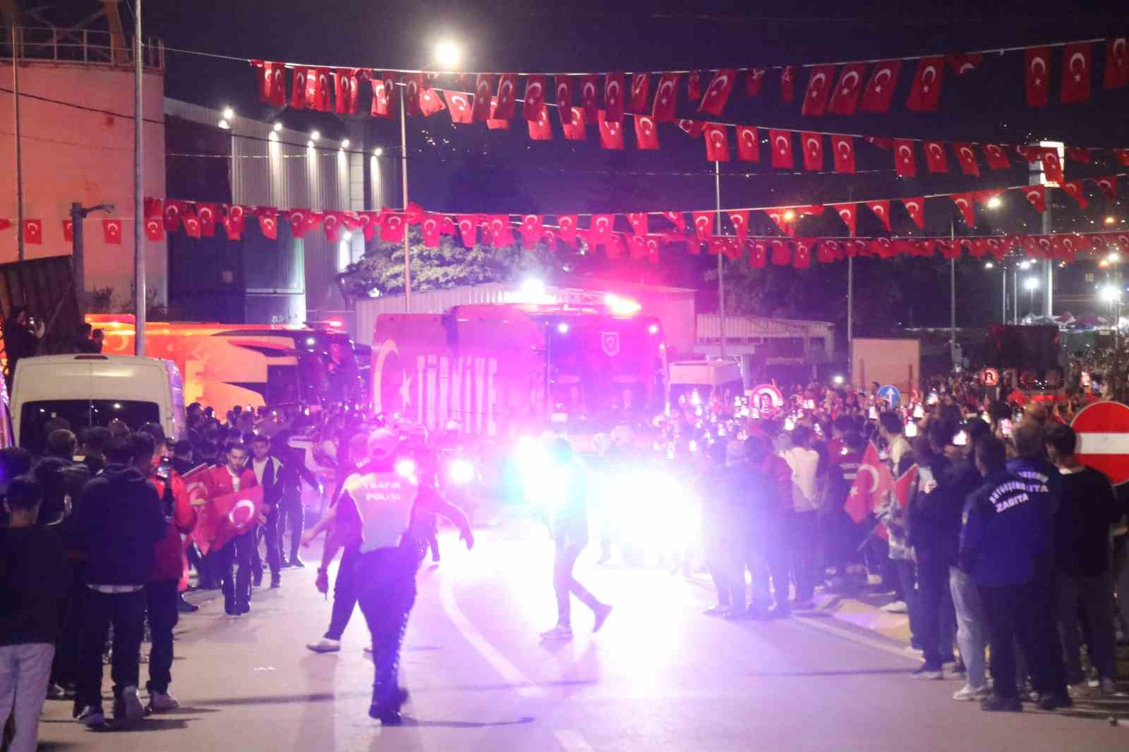 UEFA ULUSLAR A LİGİ 1. GRUP'TAKİ İLK MAÇINDA KOCAELİ'DE KARŞI KARŞIYA GELECEK OLAN FRANSA İLE TÜRKİYE A MİLLİ FUTBOL TAKIMLARI, KOCAELİ STADYUMU'NA GELDİ.