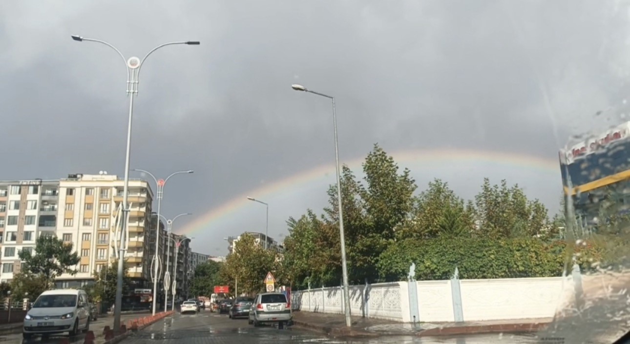 SİİRT'TE YAĞIŞ SONRASI GÜNEŞ IŞINLARININ ATMOSFERDEKİ SU DAMLACIKLARIYLA ETKİLEŞİMİ SONUCU OLUŞAN GÖKKUŞAĞI, VATANDAŞLAR TARAFINDAN CEP TELEFONU KAMERALARIYLA DA KAYDEDİLDİ.