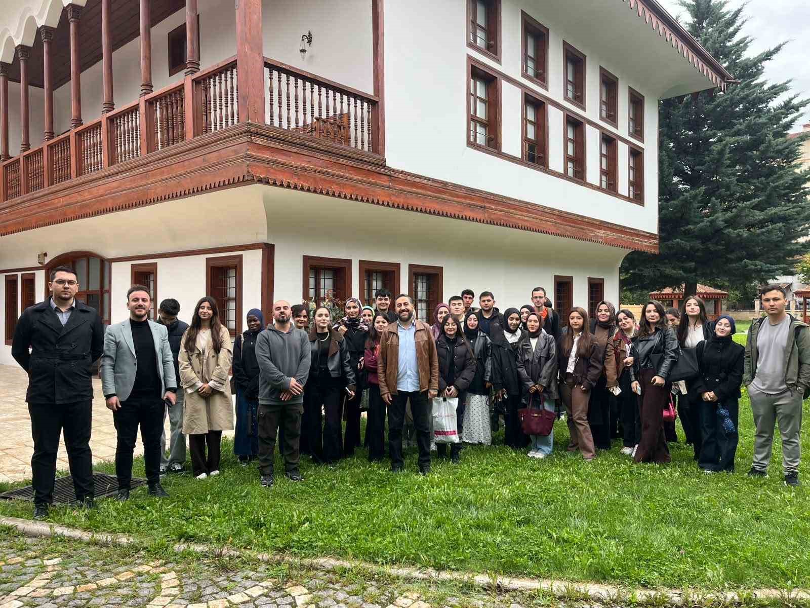TOKAT GAZİOSMANPAŞA ÜNİVERSİTESİ ÖĞRENCİLERİ, ŞEHİR VE KÜLTÜR DERSİNİ TOKAT MEVLEVİHANESİ VE OSMAN PAŞA KONAĞI'NDA İŞLEYEREK KENTİN TASAVVUF KÜLTÜRÜNÜ VE YÖRESEL MUTFAĞINI YERİNDE TANIDI.