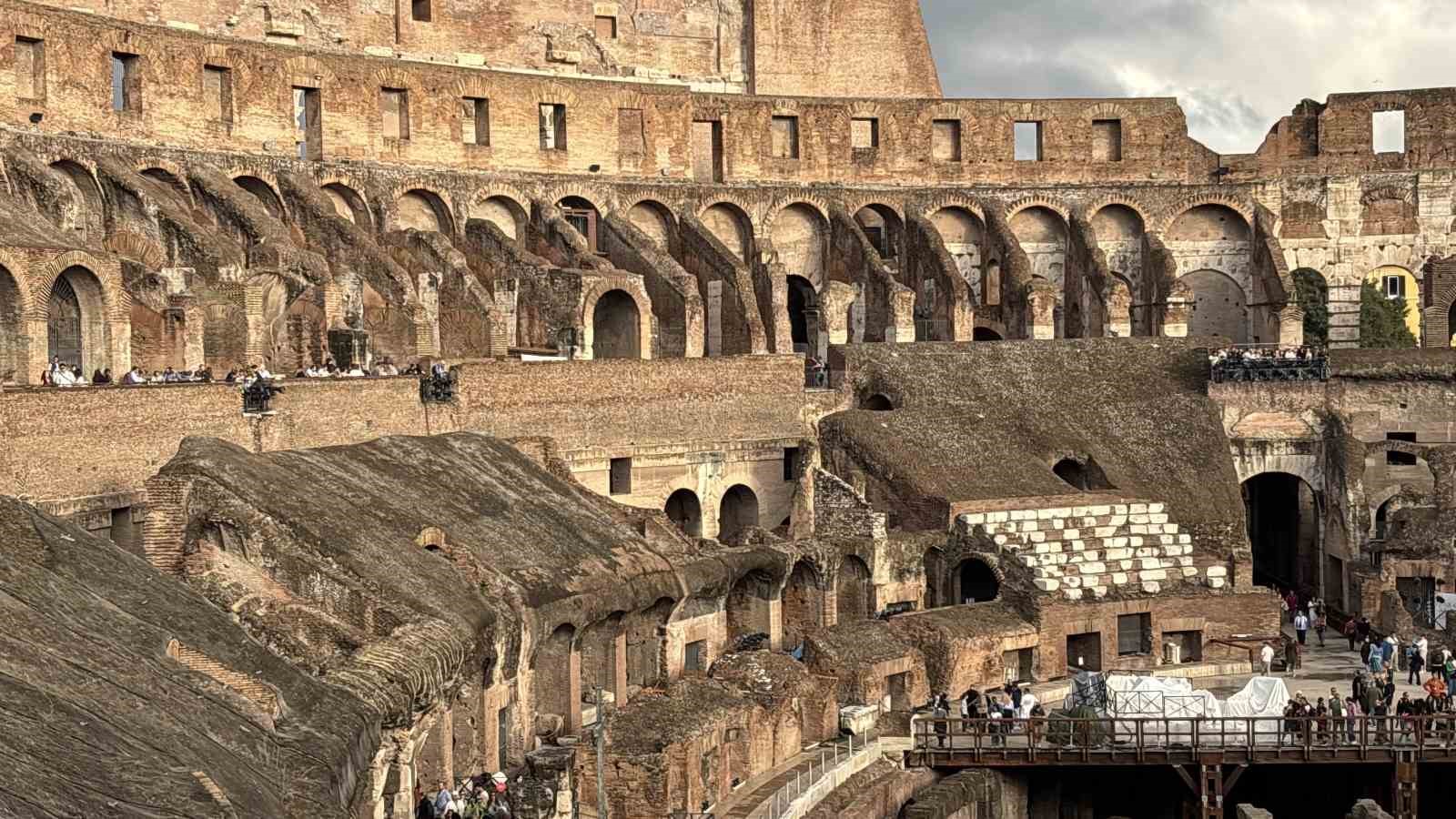 TROYA SAVAŞLARI'NIN YAŞANDIĞI TROYA ÖREN YERİ'NDEN ÇIKAN ESERLER, ROMA'NIN DÜNYACA ÜNLÜ SİMGE YAPISI OLAN KOLEZYUM'DAKİ 'TROİA VE ROMA: ANTİK AKDENİZ'İN MİTLERİ, EFSANELERİ VE HİKAYELERİ' SERGİSİNDE SERGİLENDİ.