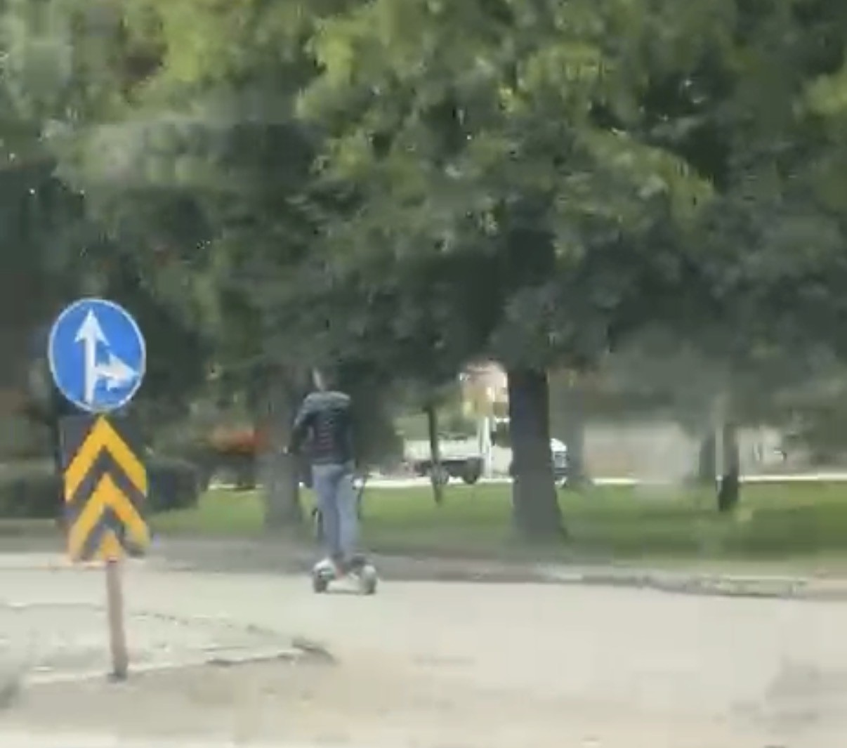 ESKİŞEHİR ÇEVREYOLUNDA KASK VE KORUYUCU EKİPMAN OLMADAN, ARAÇLARIN ARASINDA YÜKSEK HIZLA İLERLEYEN BİR SCOOTER SÜRÜCÜSÜ HEM KENDİ HAYATINI HEM DE TRAFİKTEKİ DİĞER SÜRÜCÜLERİN GÜVENLİĞİNİ TEHLİKEYE ATTI.