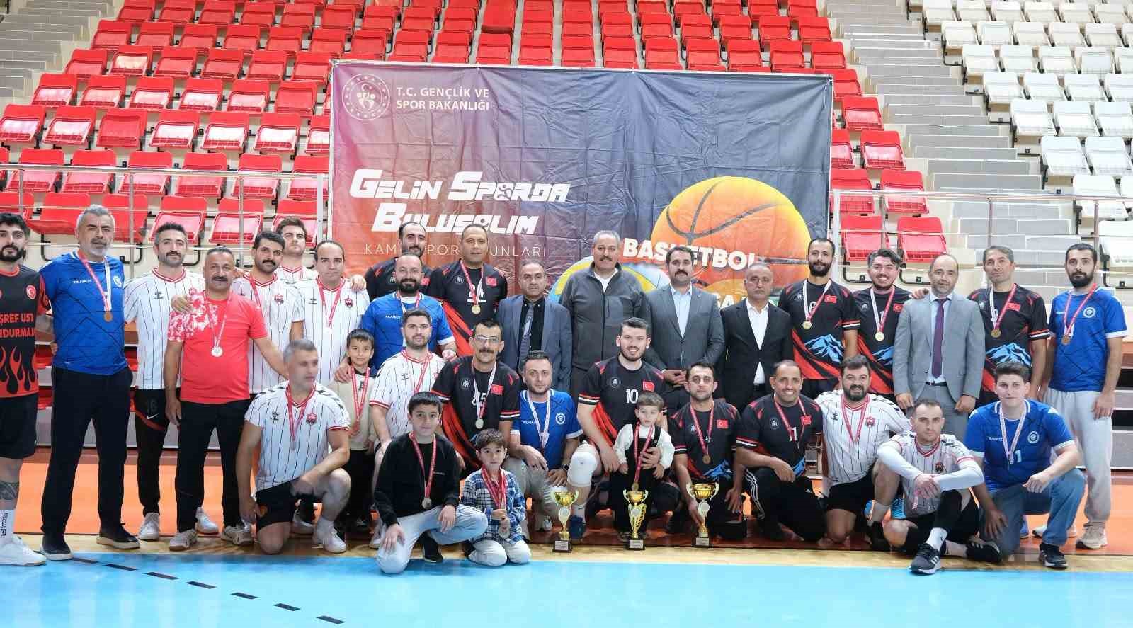 ERZİNCAN'DA KURUMLAR ARASI VOLEYBOL TURNUVASI SONA ERDİ