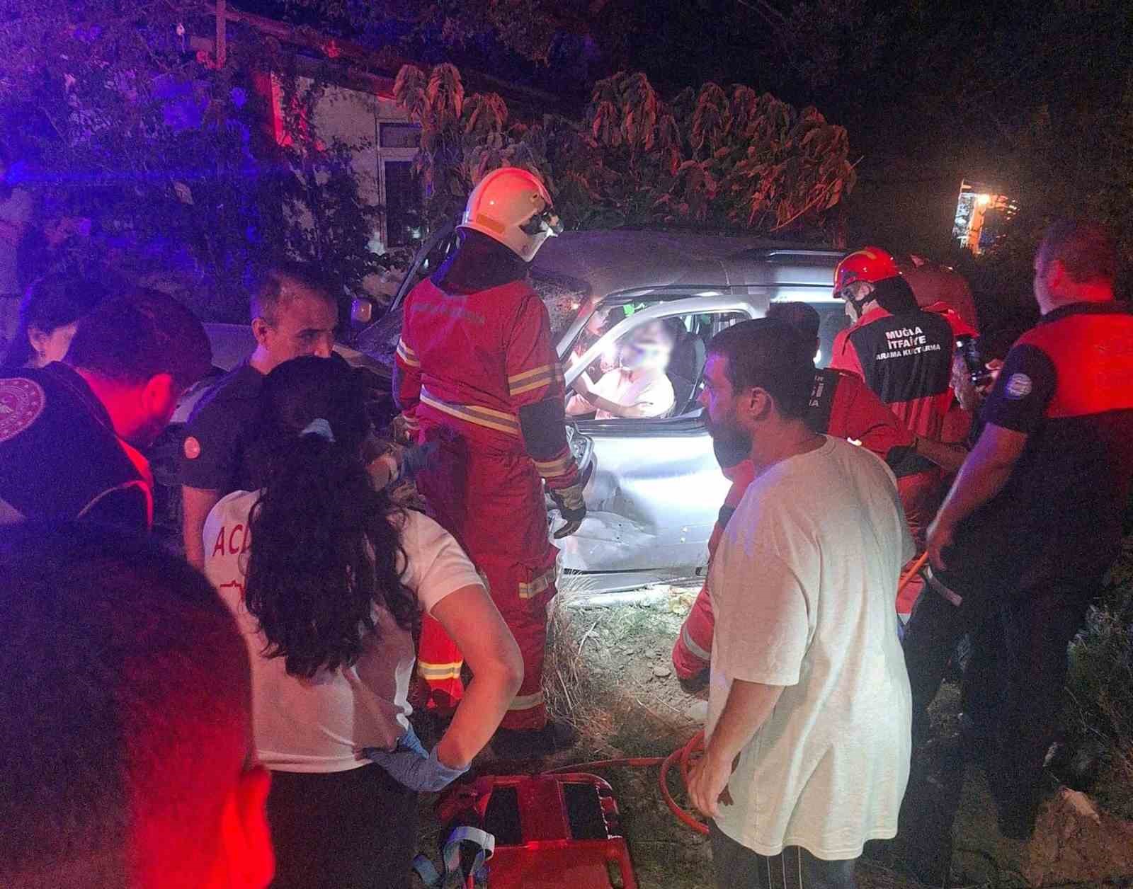 MUĞLA’NIN DATÇA İLÇESİNDE İKİ ARACIN KARIŞTIĞI KAZADA ARAÇ İÇİNDE SIKIŞAN VATANDAŞ İTFAİYE EKİPLERİ TARAFINDAN KURTARILDI.