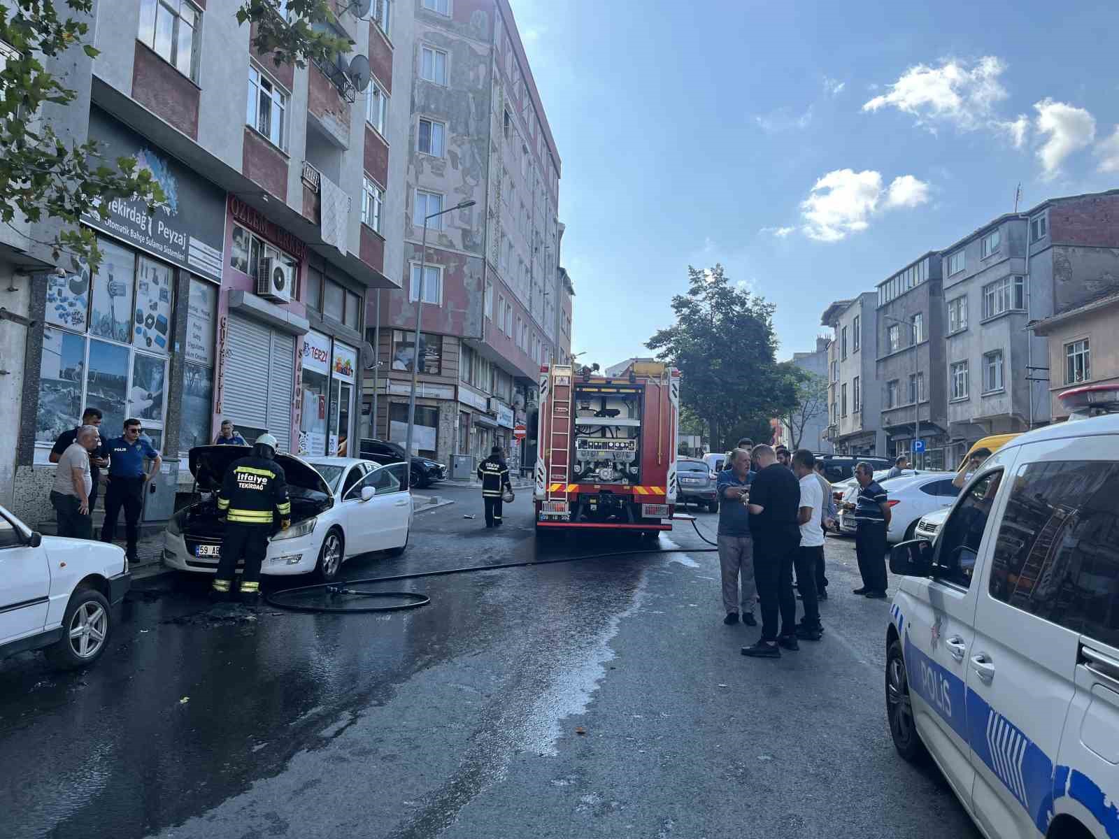 ÇORLU’DA KORKU DOLU ANLAR: PARK HALİNDEKİ ARAÇ BİR ANDA ALEV ALDI