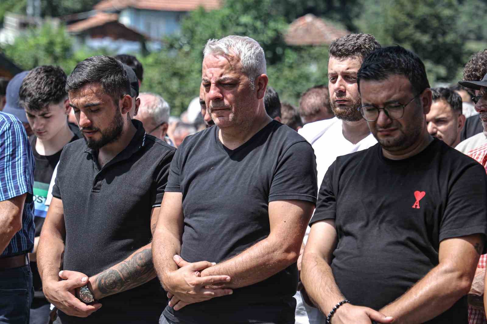 SAMSUNSPOR FUTBOLCULARI VE TEKNİK HEYETİ, ATLETİK PERFORMANS ANTRENÖRÜ OKTAY ARSLANOĞLU’NUN BABASI METİN ARSLANOĞLU’NUN CENAZESİNDE KULÜP PERSONELİNİ YALNIZ BIRAKMADI.