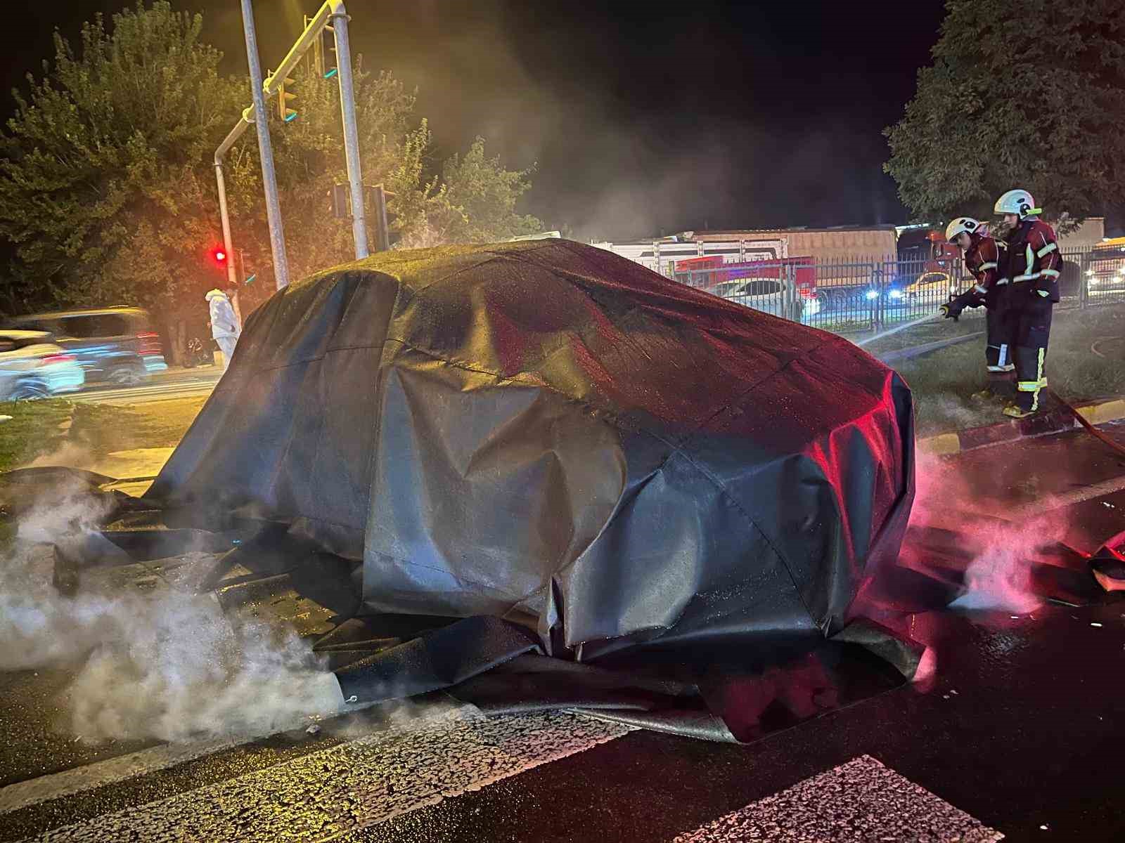 AYDIN’IN EFELER İLÇESİNDE TIRLA ÇARPIŞTIKTAN SONRA ALEV TOPUNA DÖNEN TESLA MARKA ELEKTRİKLİ OTOMOBİLİN YANGININA İTFAİYE EKİPLERİ, 3 BİN DERECEYE KADAR DAYANIKLI ÖZEL YANGIN BATTANİYESİYLE MÜDAHALE ETTİ, YAKLAŞIK 3 SAAT SÜREN ÇALIŞMALARIN ARDINDAN SÖNDÜRÜLEN OTOMOBİL İSE KÜLE DÖNDÜ.