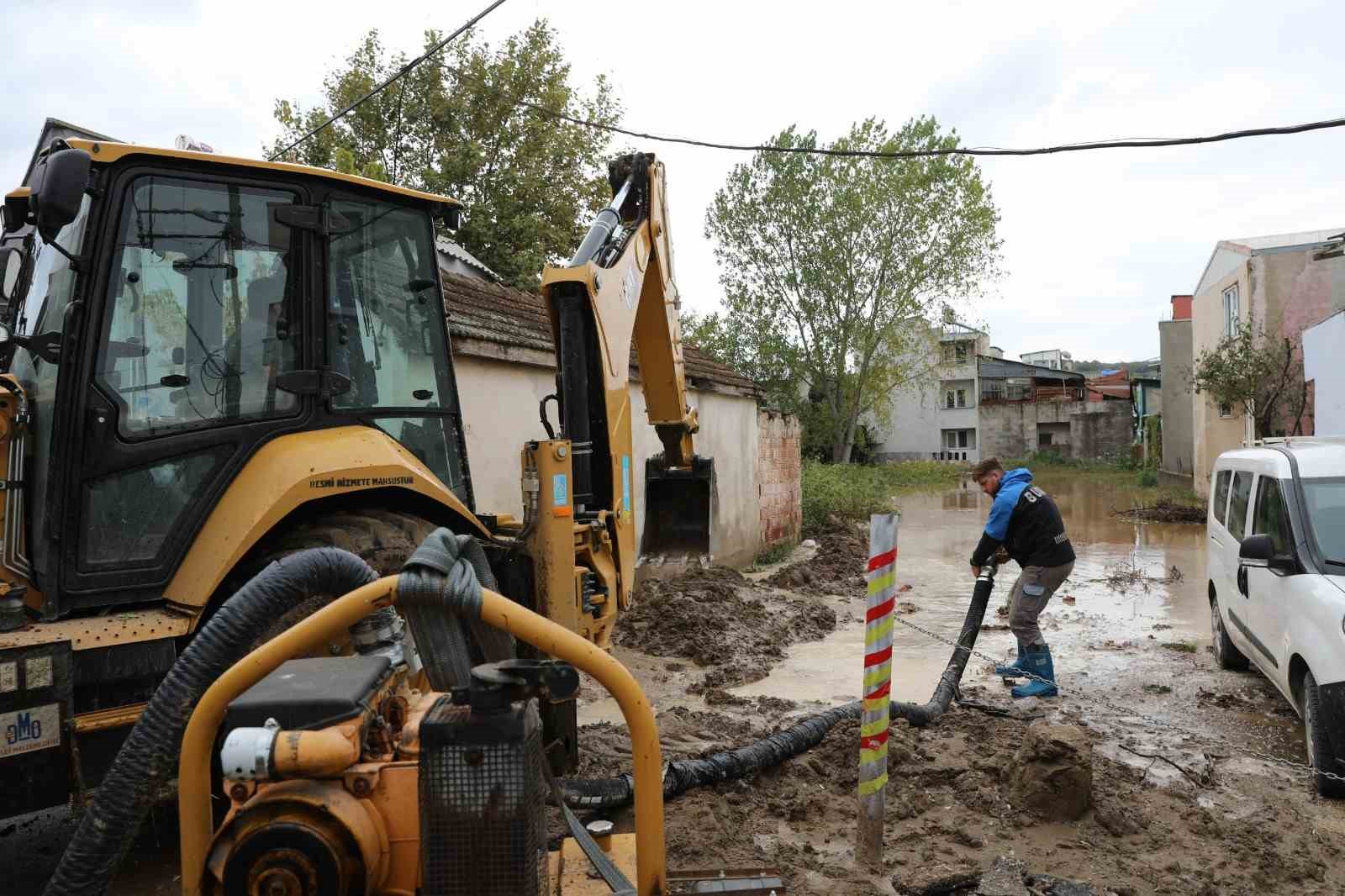 BURSA BÜYÜKŞEHİR BELEDİYE BAŞKAN VEKİLİ ŞAHİN BİBA, İL GENELİNDE ETKİLİ OLAN YAĞIŞIN ARDINDAN SEL VE SU BASKINI YAŞANAN MUDANYA’NIN ESENCE MAHALLESİ’NDE İNCELEMELERDE BULUNDU. VATANDAŞLARIN MAĞDURİYETLERİNİN GİDERİLİP YARALARIN SARILACAĞINI VURGULAYAN BAŞKAN VEKİLİ BİBA, İMAR PLANI BULUNMAYAN BÖLGEDE PLANLAMA VE ALTYAPI ÇALIŞMALARINA DA HIZ VERİLECEĞİNİ DUYURDU.