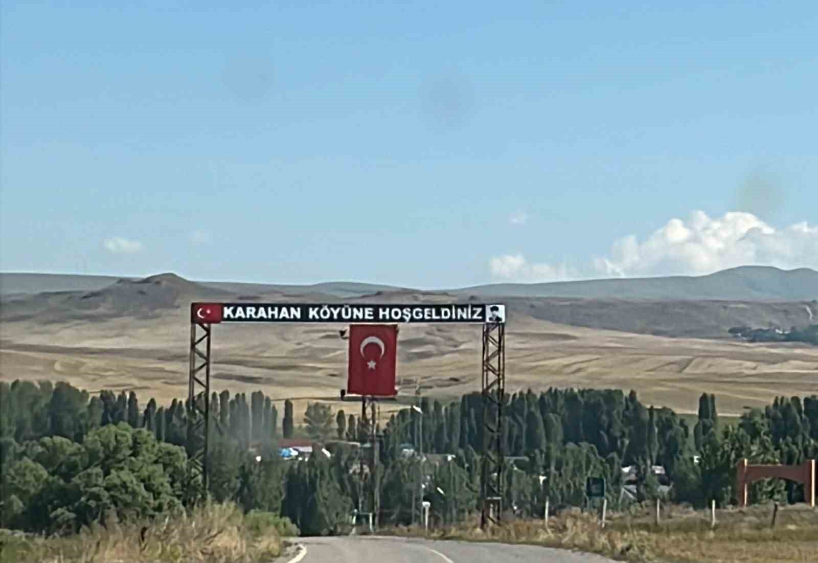 AKYAKA’DA KÖY YOLLARININ KİLİT PARKE TAŞ YAPIMI SÜRÜYOR(KARS-İHA)