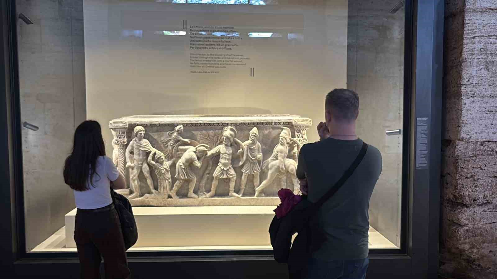 TROYA SAVAŞLARI'NIN YAŞANDIĞI TROYA ÖREN YERİ'NDEN ÇIKAN ESERLER, ROMA'NIN DÜNYACA ÜNLÜ SİMGE YAPISI OLAN KOLEZYUM'DAKİ 'TROİA VE ROMA: ANTİK AKDENİZ'İN MİTLERİ, EFSANELERİ VE HİKAYELERİ' SERGİSİNDE SERGİLENDİ.
