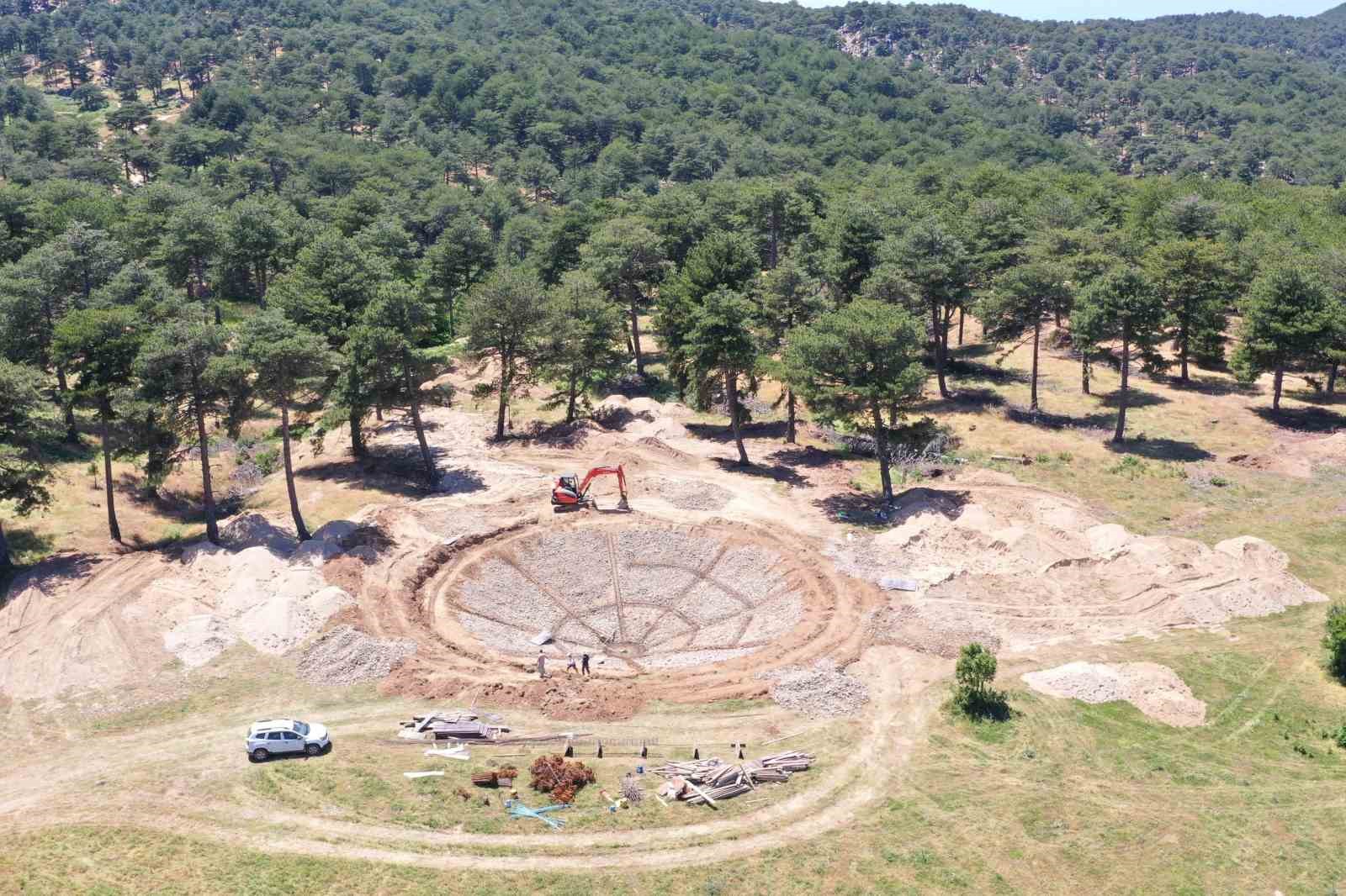 BALIKESİR ORMAN BÖLGE MÜDÜRLÜĞÜ TARAFINDAN EDREMİT ORMAN İŞLETME MÜDÜRLÜĞÜ SORUMLULUK ALANINDA YENİ BİR HELİKOPTER YANGIN HAVUZU HİZMETE ALINDI. BURHANİYE’NİN KIRTIK MAHALLESİ ORMANLIK ALANINDA OLUŞTURULAN HAVUZUN SU ALIMINA BAŞLADIĞI BİLDİRİLDİ.