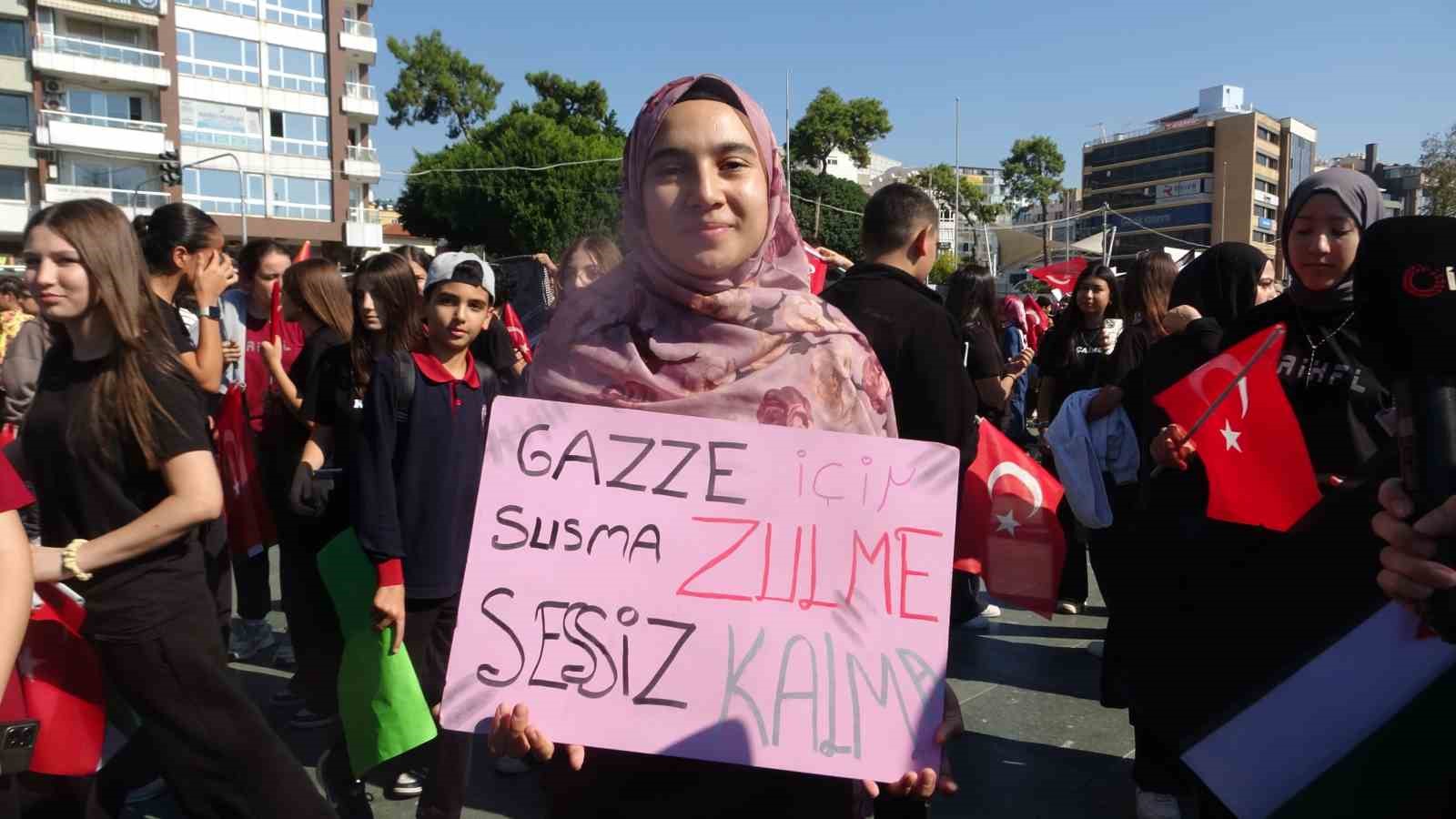YÜRÜYÜŞTE, TÜRKİYE VE FİLİSTİN BAYRAKLARI TAŞINDI, FİLİSTİN'E DESTEK SLOGANLARI ATILDI.